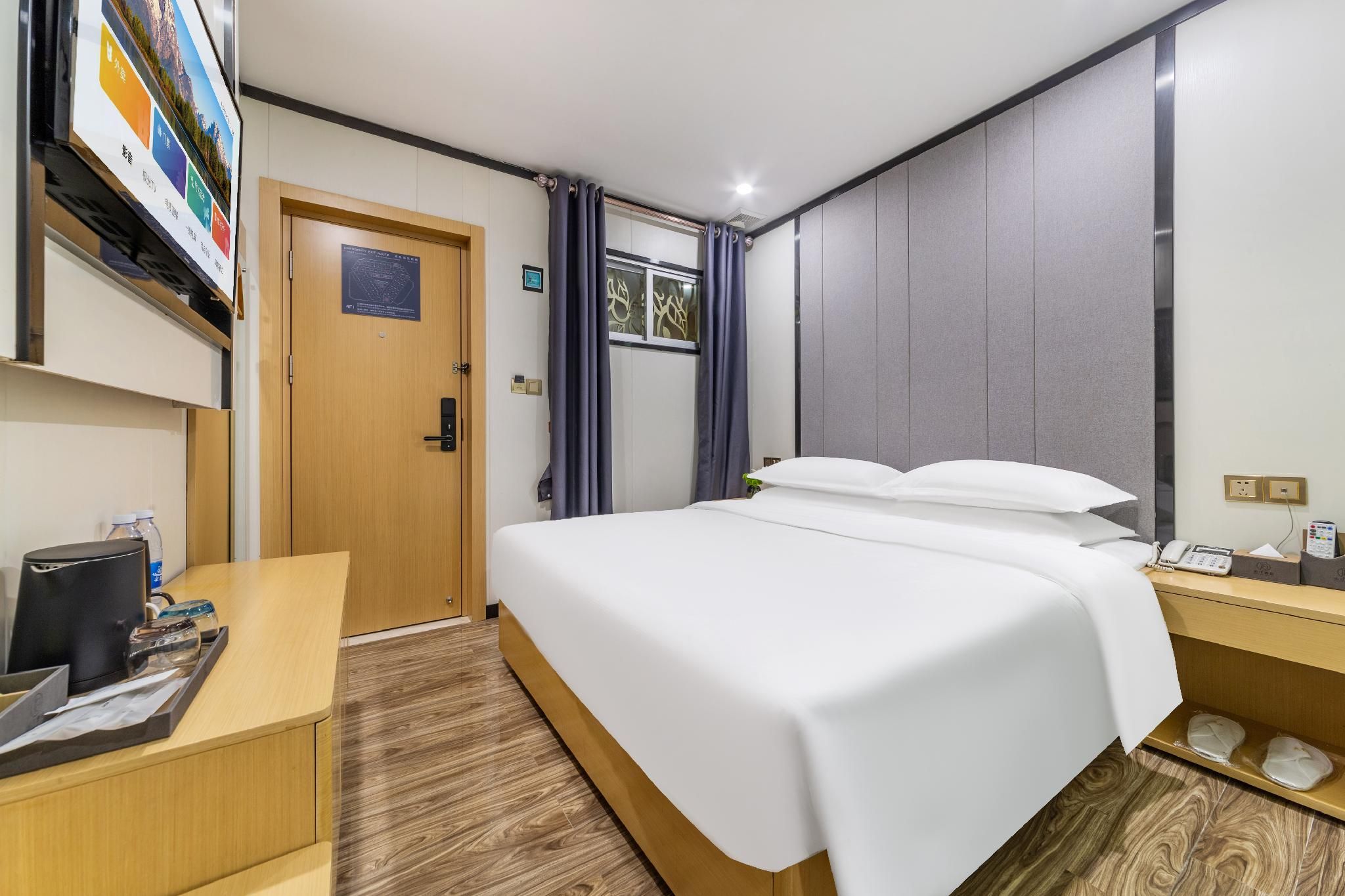 Stand Queen Room