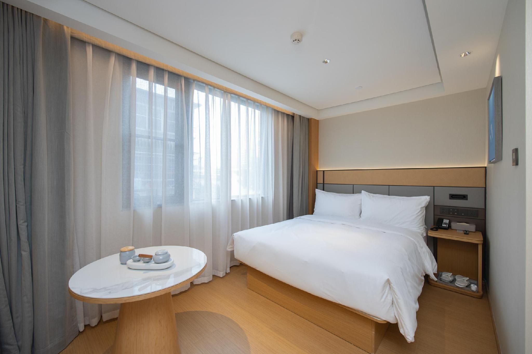 Hotel Queen Room