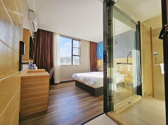 Stand Queen Room