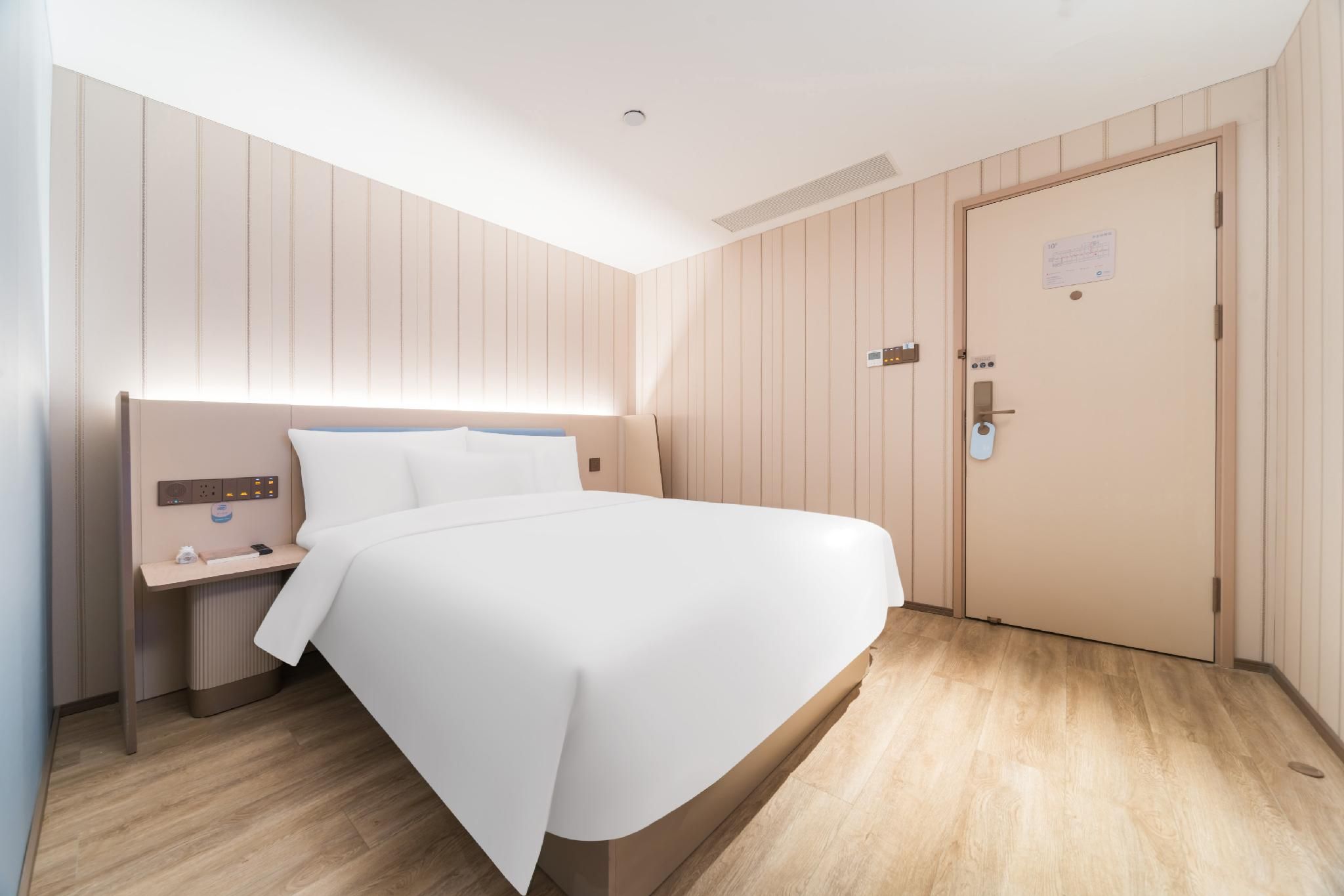 Hotel Queen Room