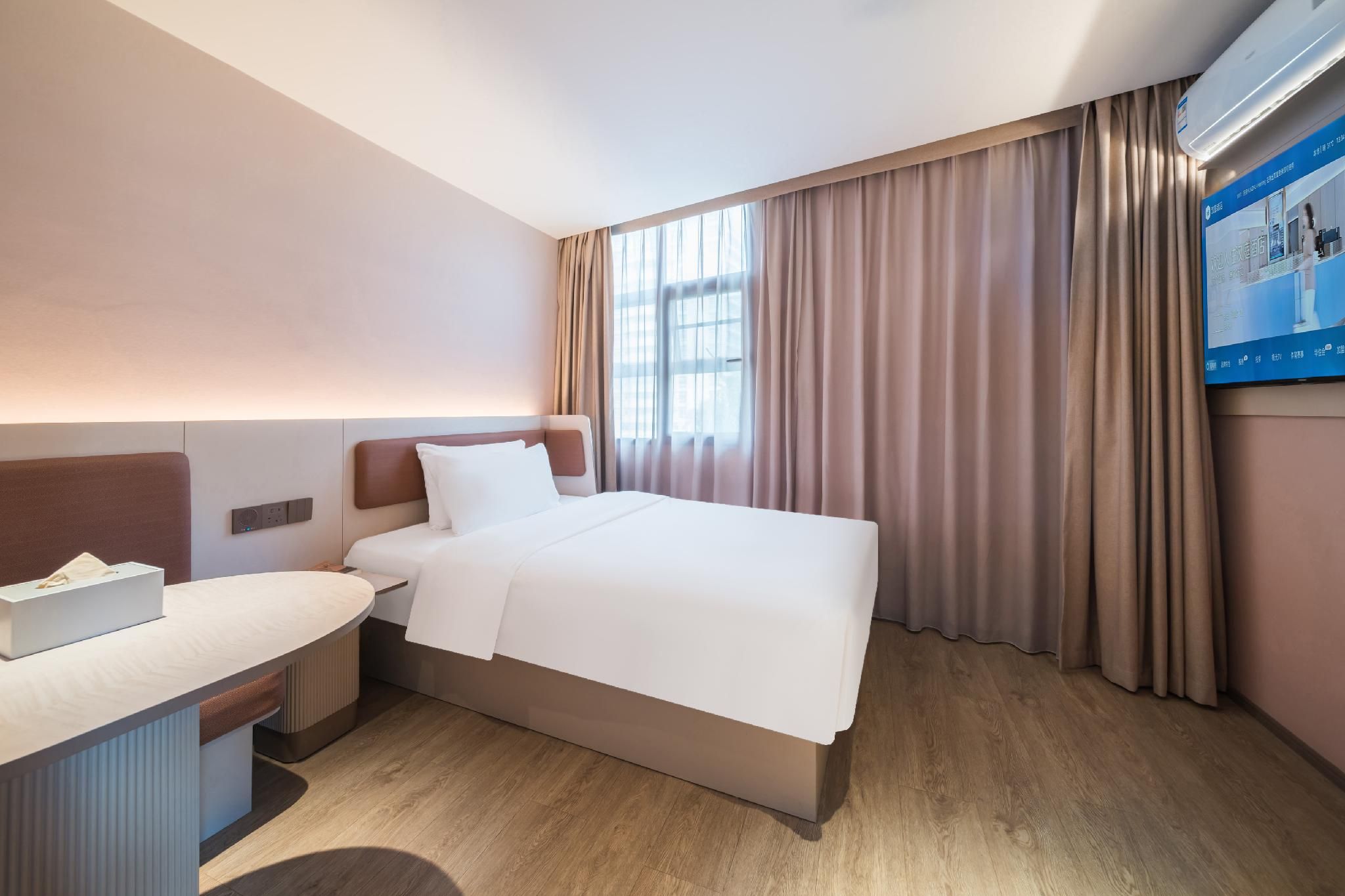 Hotel Queen Room