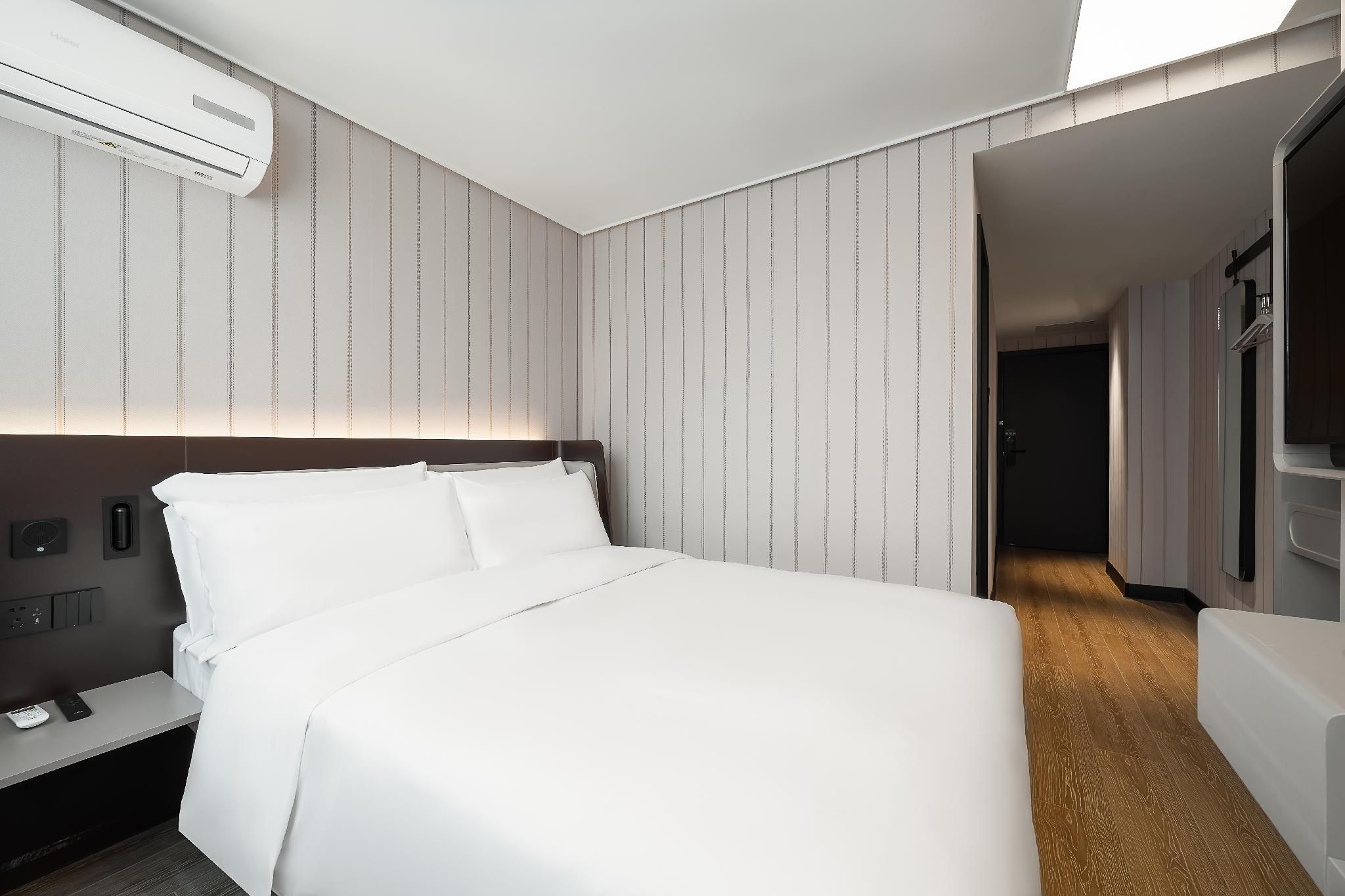 Hotel Queen Room