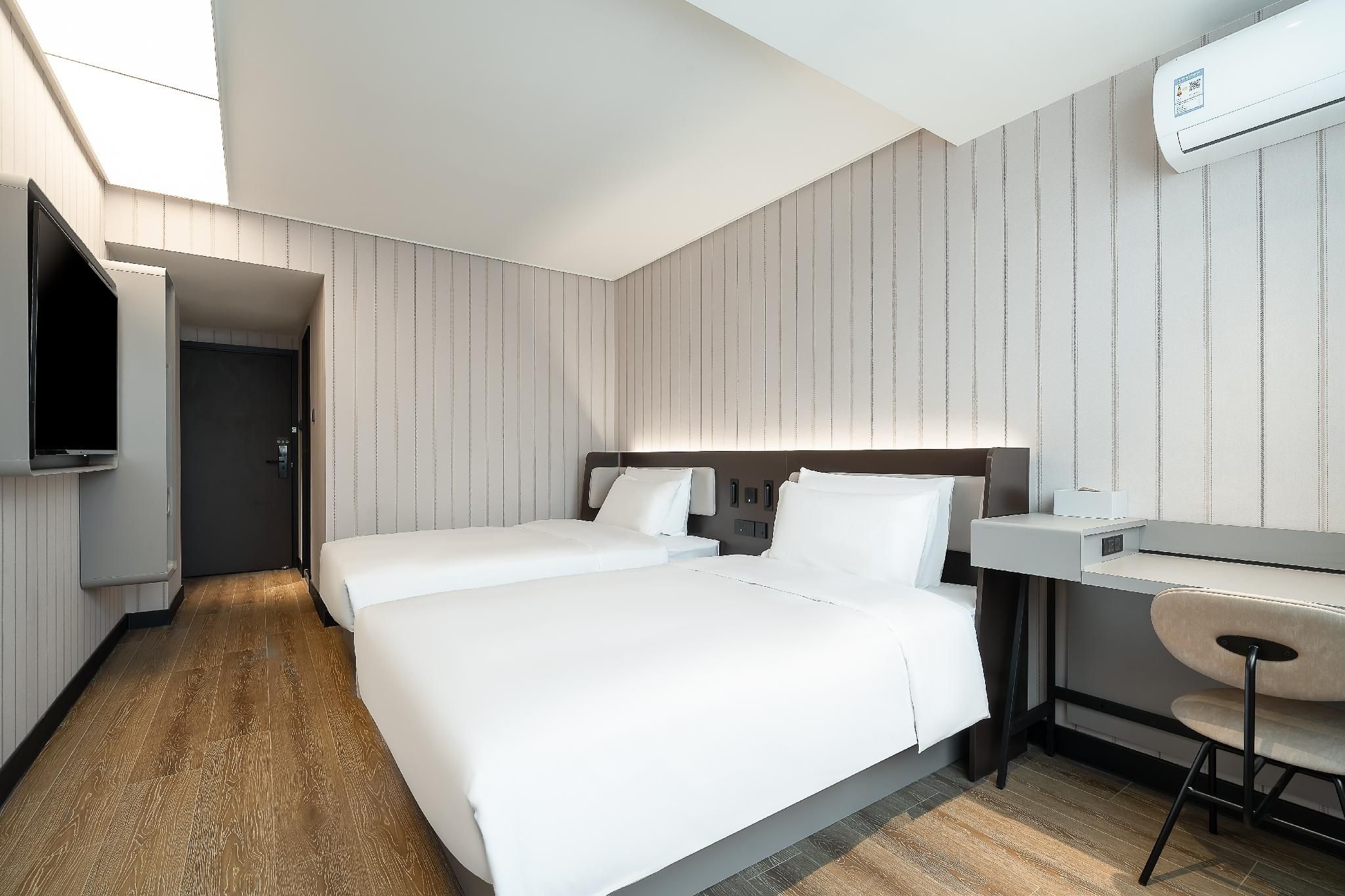 Twin Bed Room