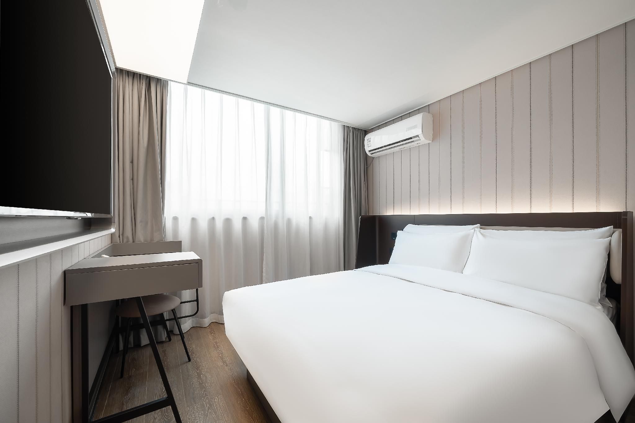 Hotel Queen Room