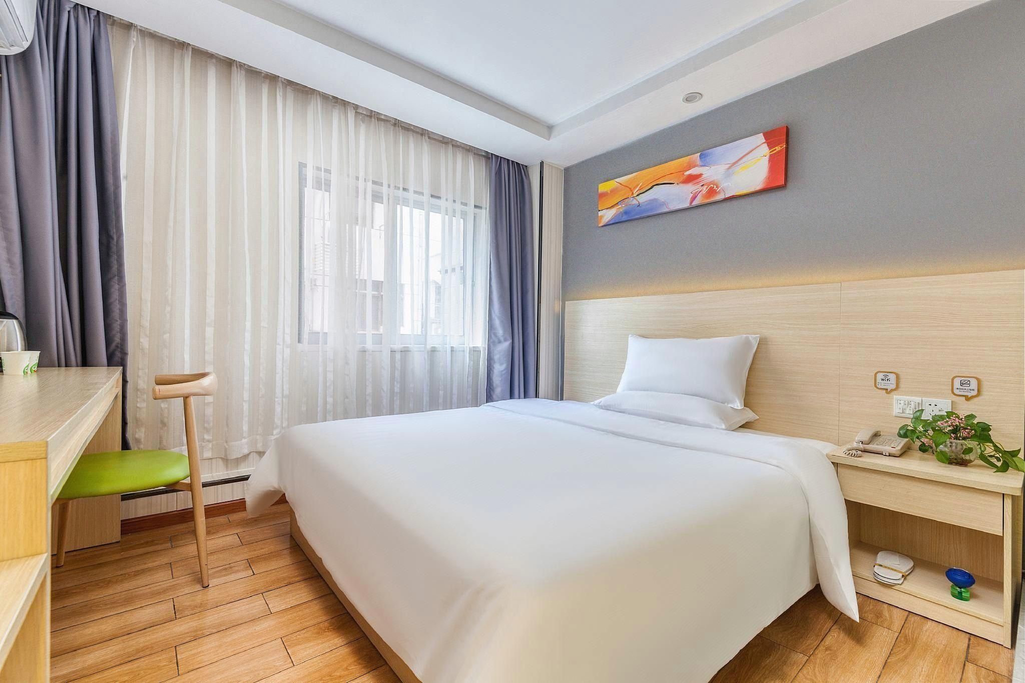 King Room (End-of-Hall Room)