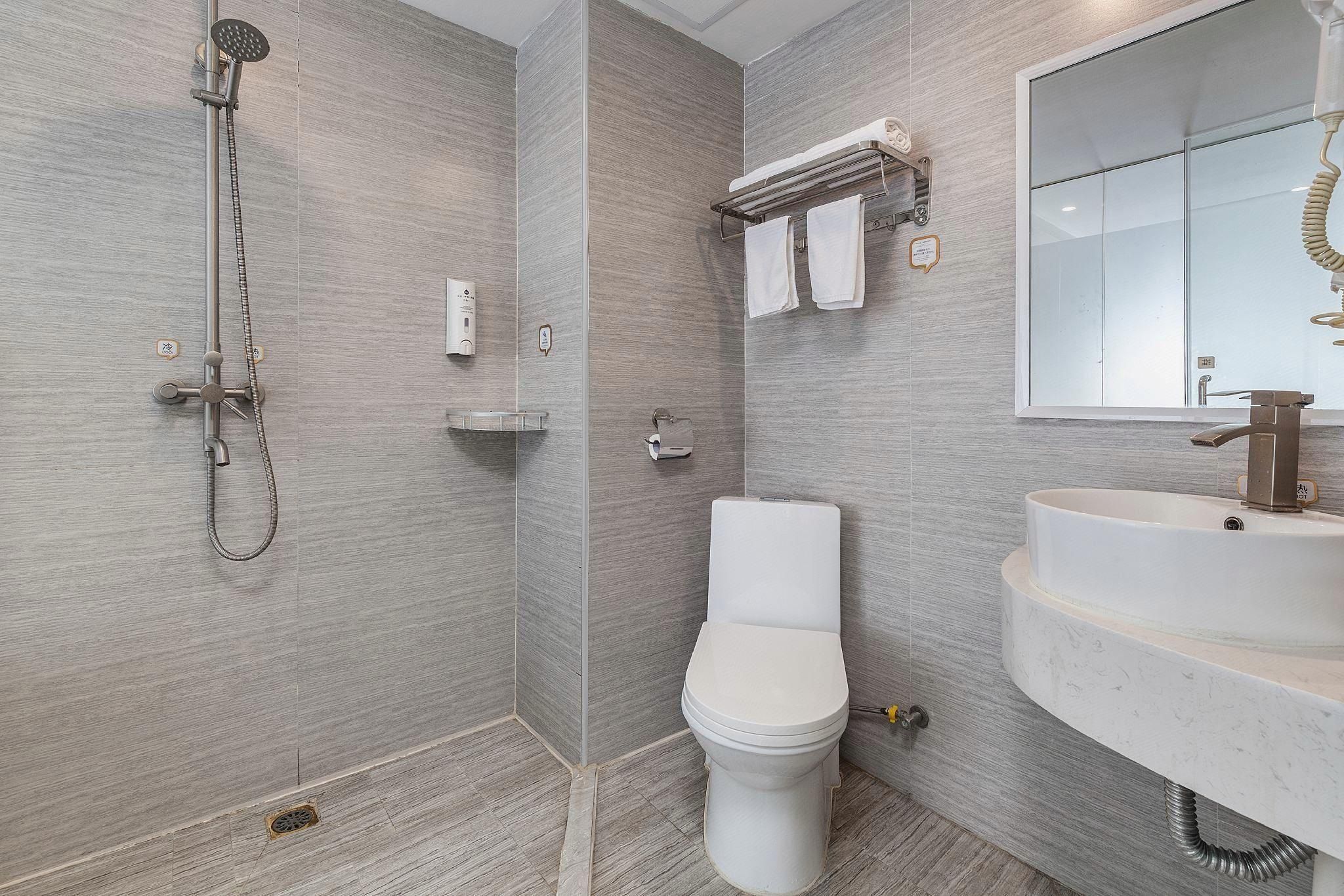 King Room (End-of-Hall Room)