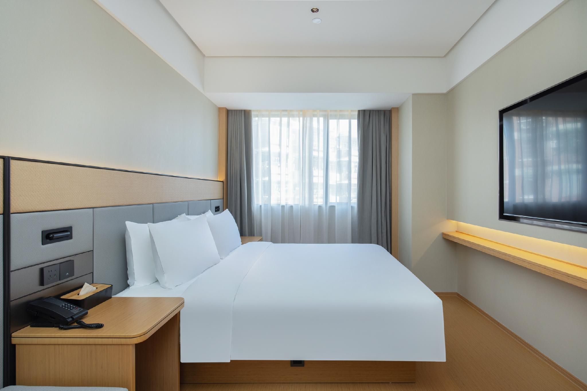 Queen Room with View