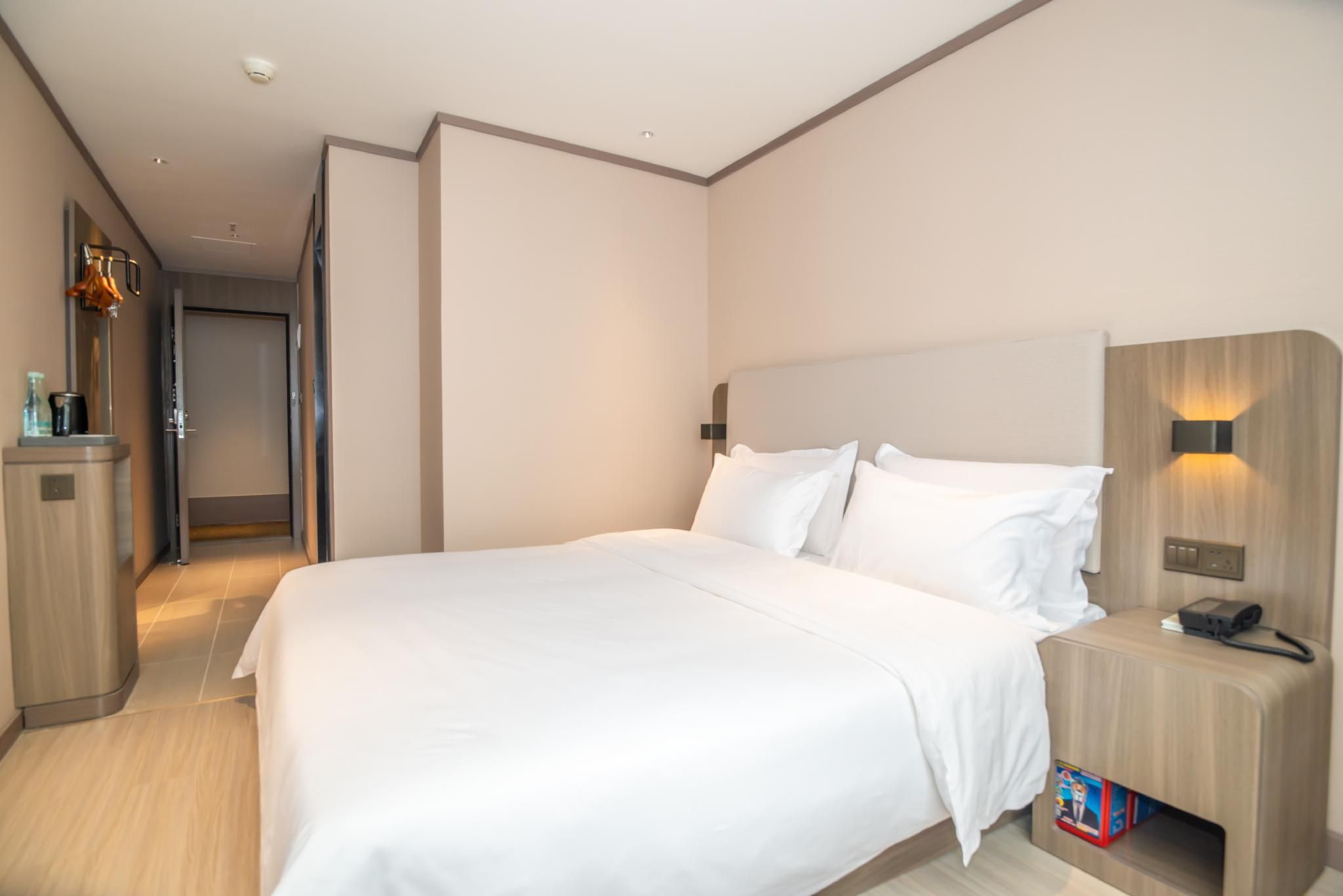 Huazhu - Room With Bed