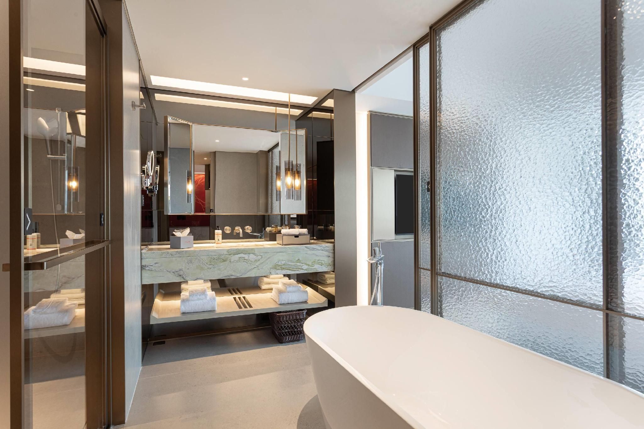 1 King Bed, Executive Suite, Non-Smoking