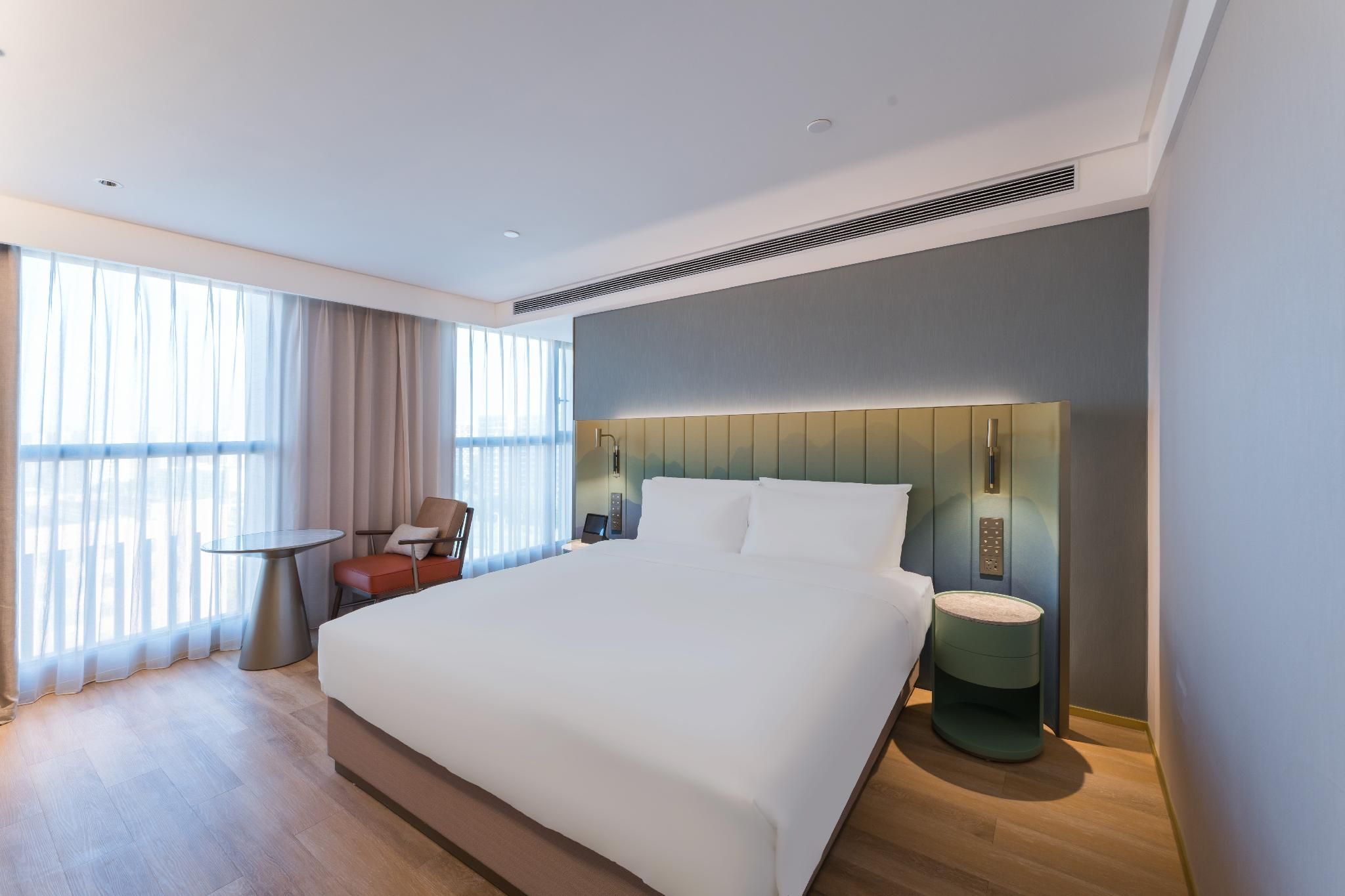 Stand Queen Room