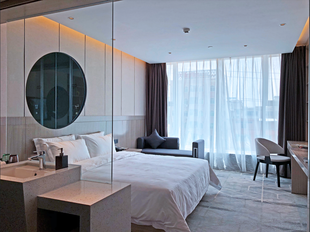 Deluxe Room Queen