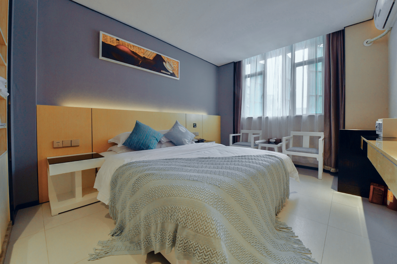 Deluxe Queen Bed