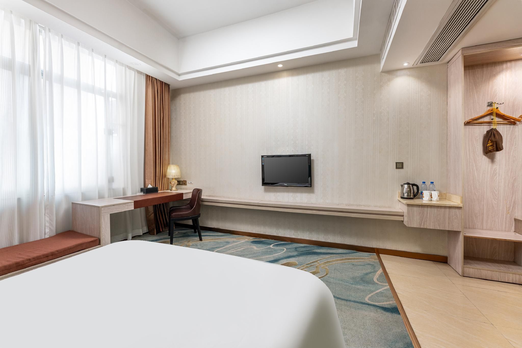 Standard Queen Room - Non-Smoking