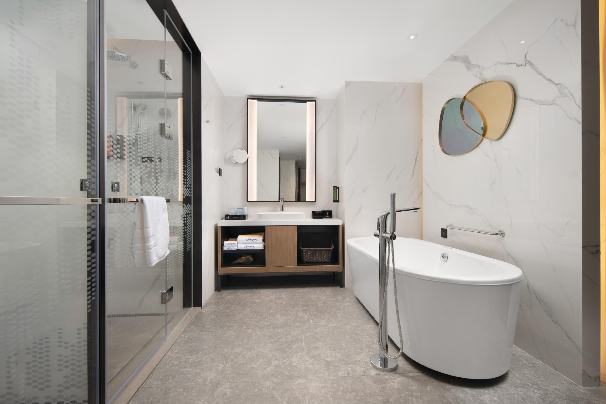 Suite with Bathtub