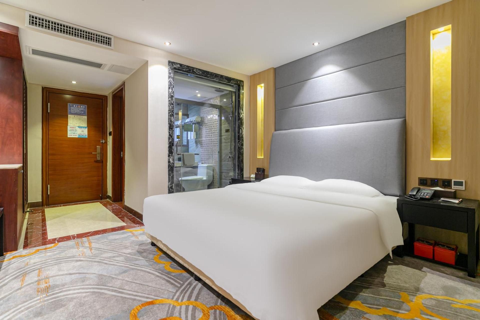 Stand Queen Room