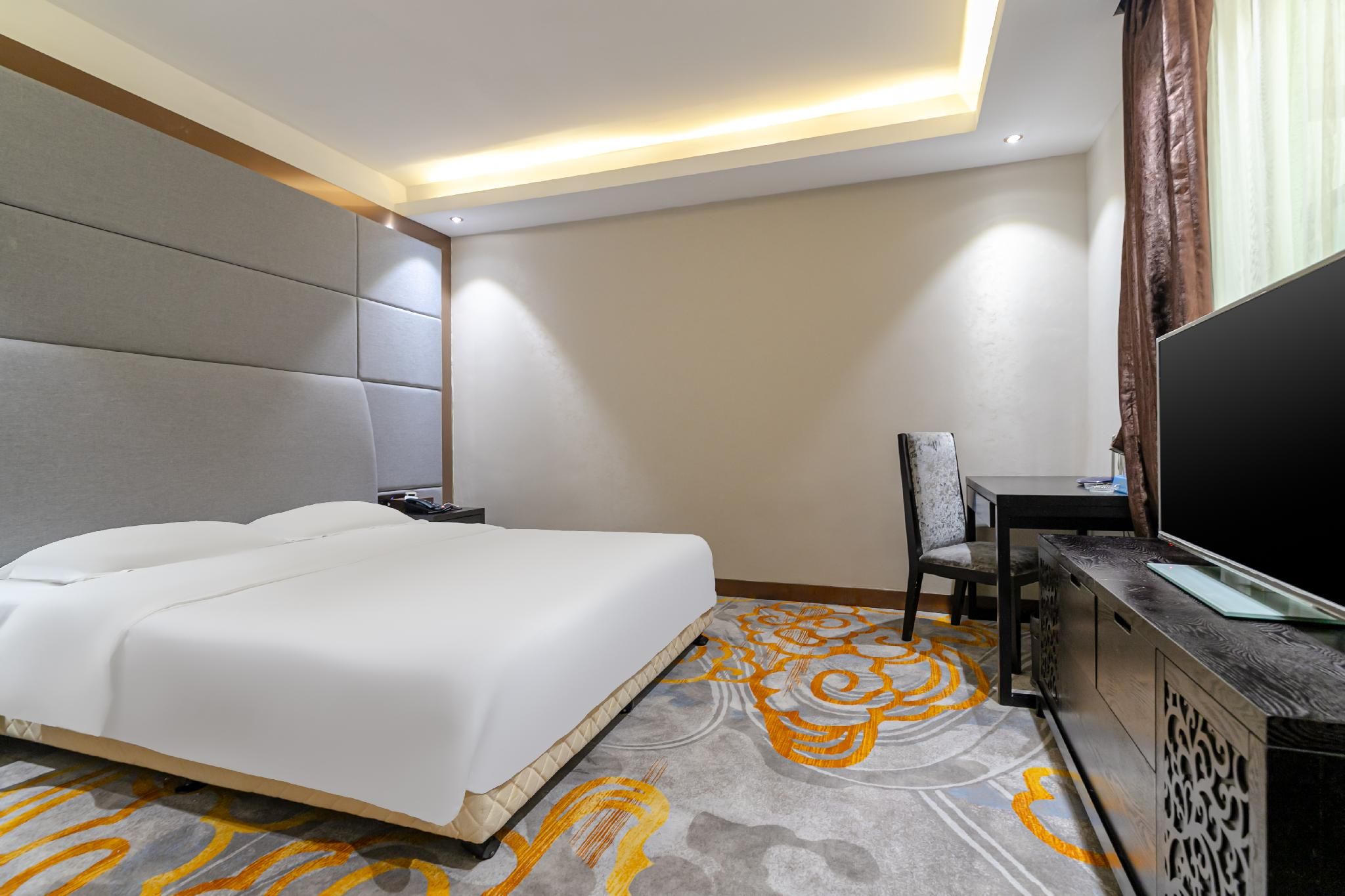 Stand Queen Room