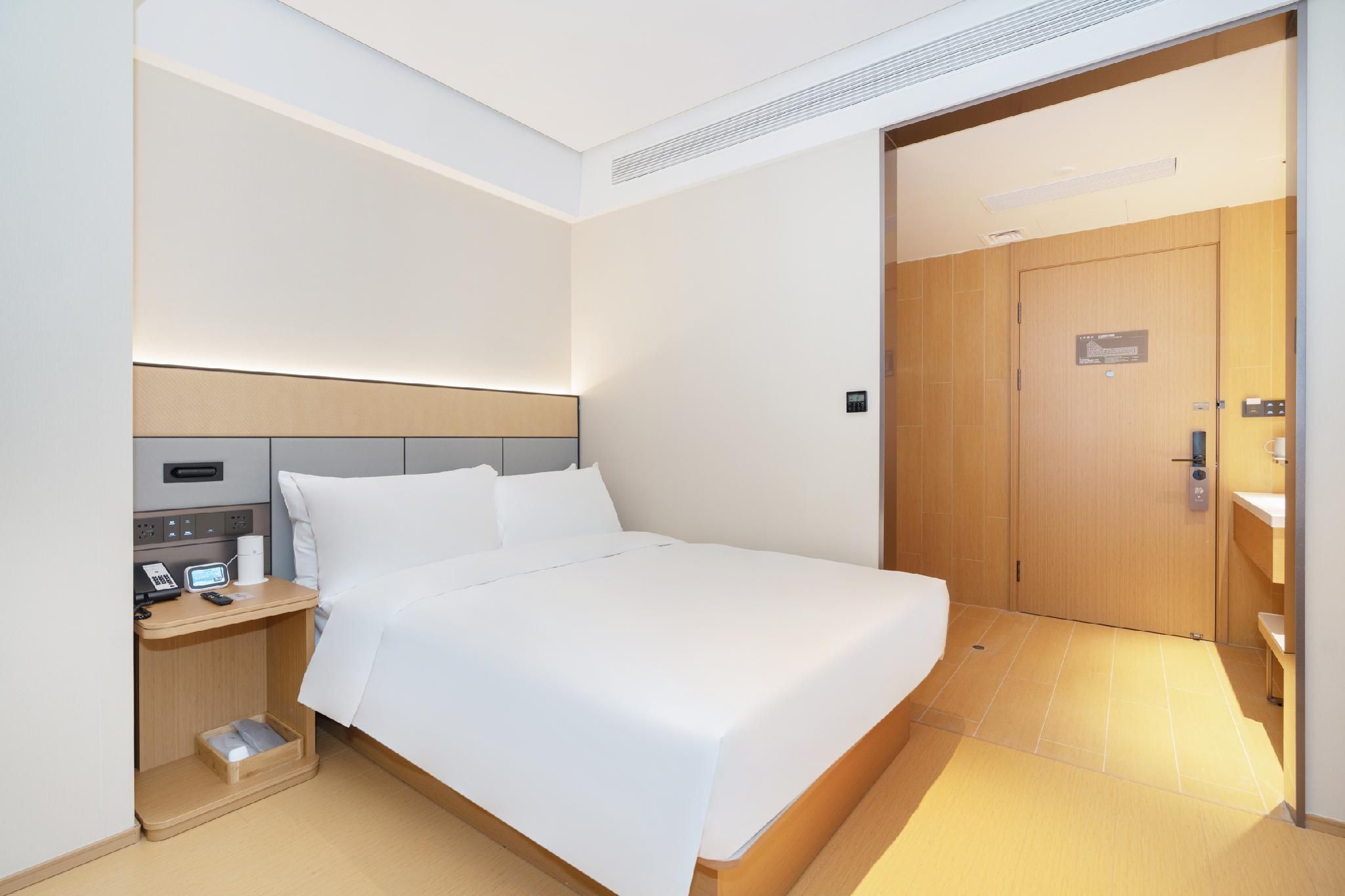 Hotel Queen Room