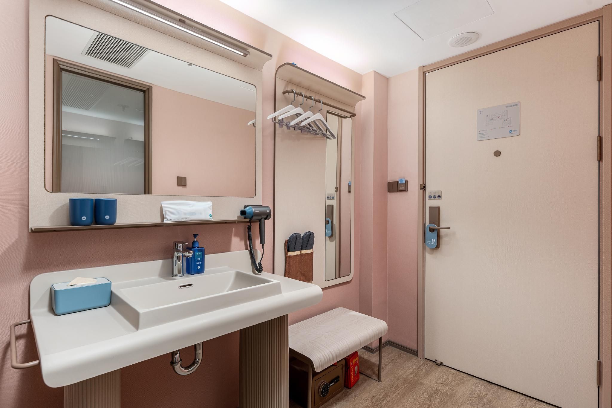 Hotel Queen Room