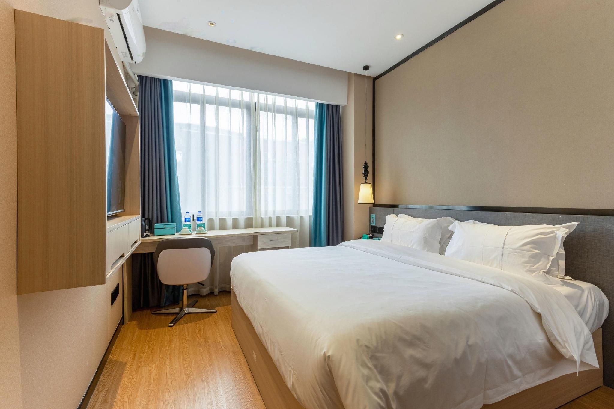 Xana - Bed Room With View