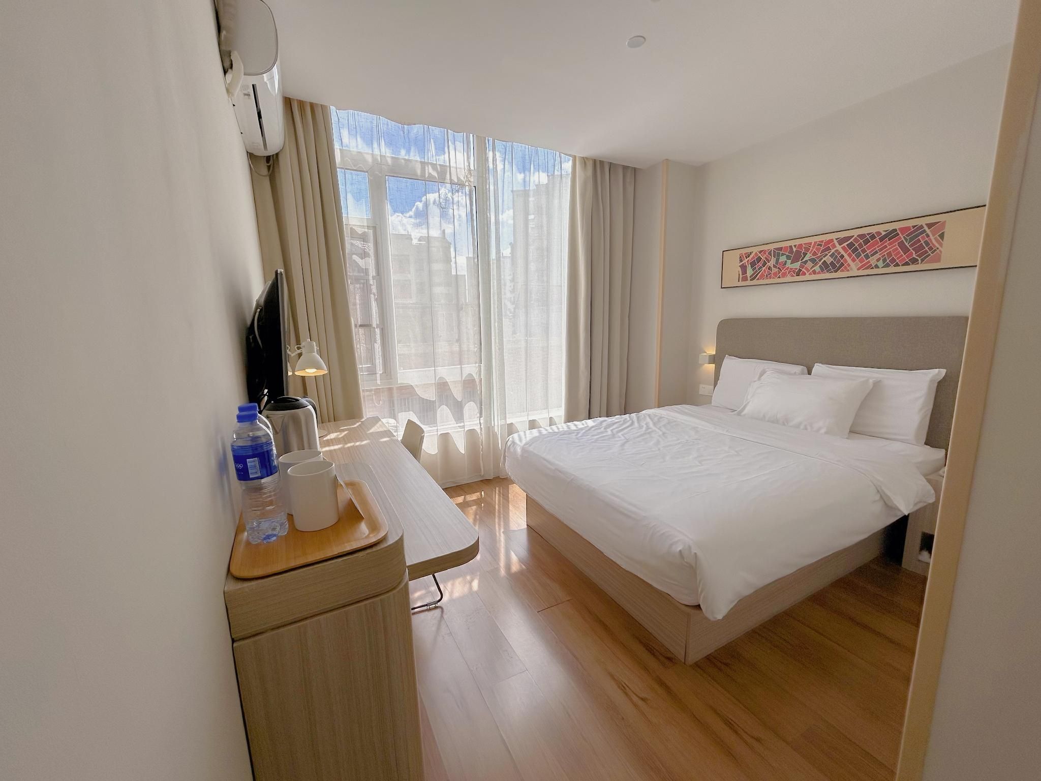 Huazhu - Room With Bed