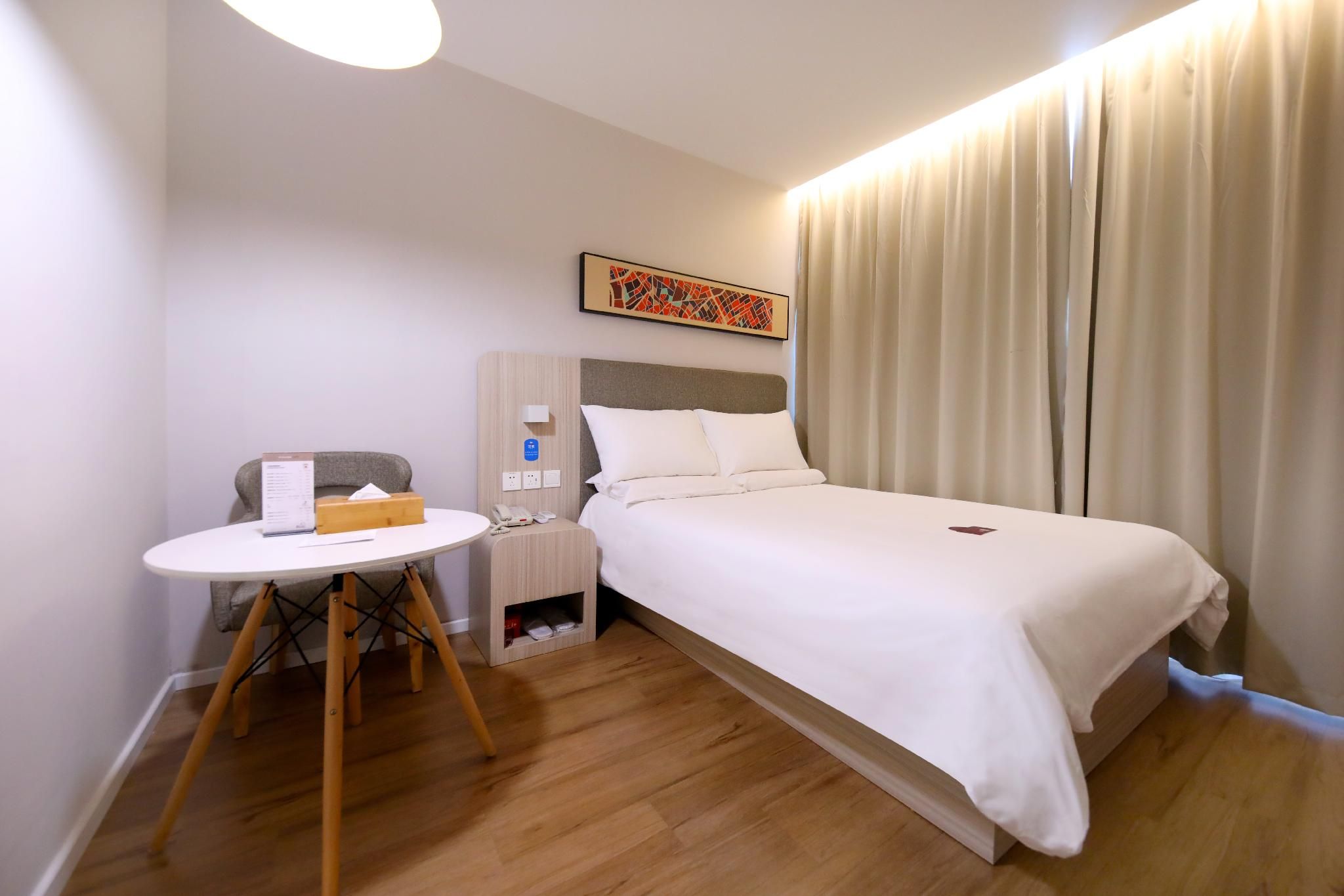 Huazhu - Room With Bed