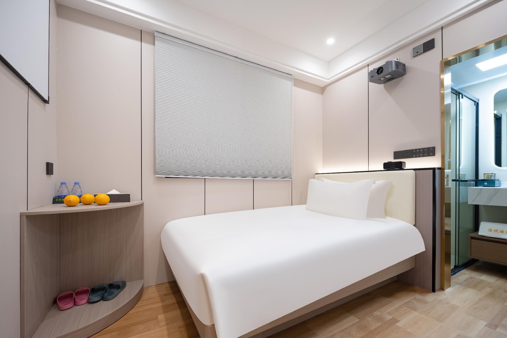 Single L Shaped Room - Smoking