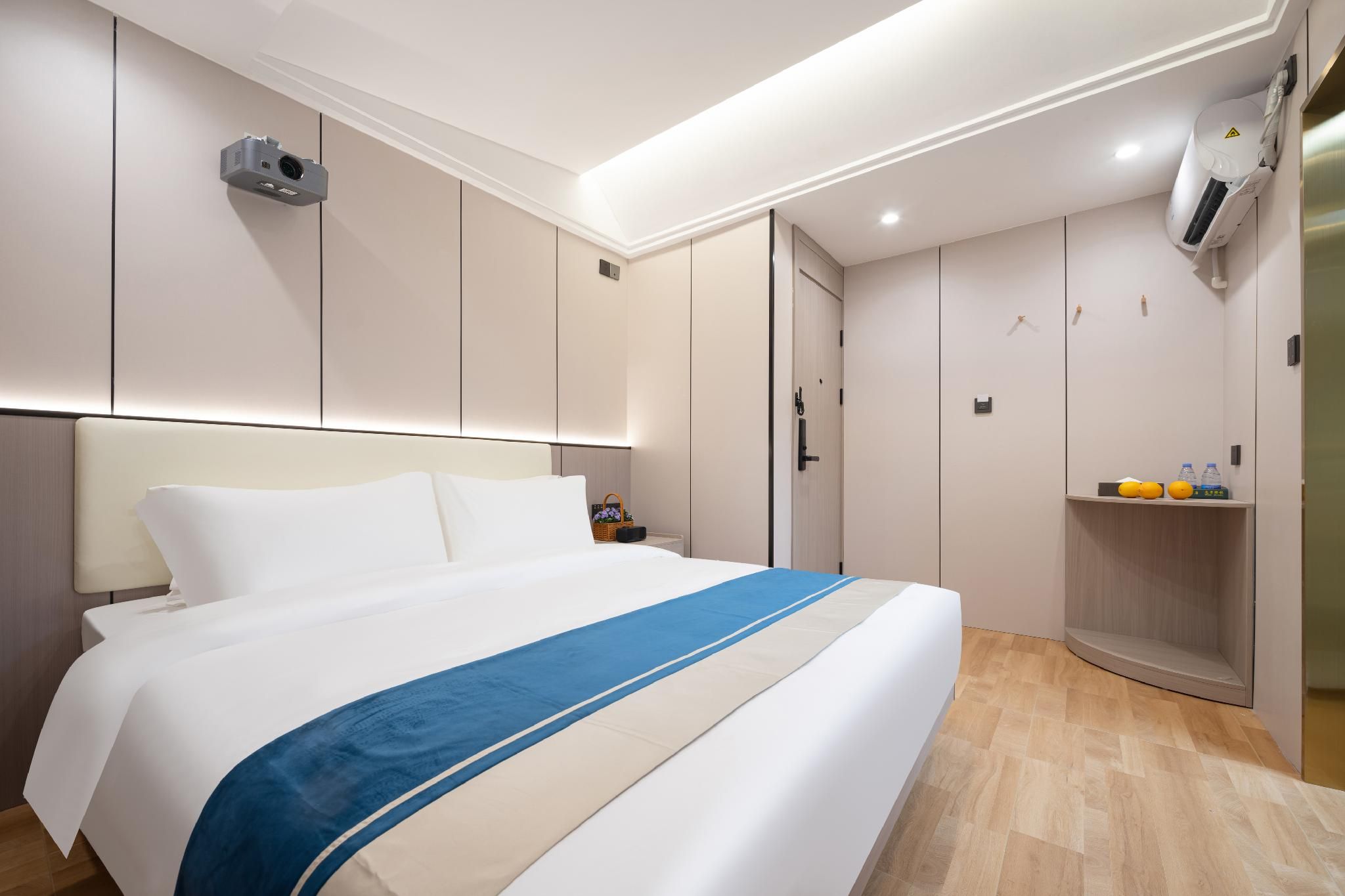 Deluxe - 1 King Bed