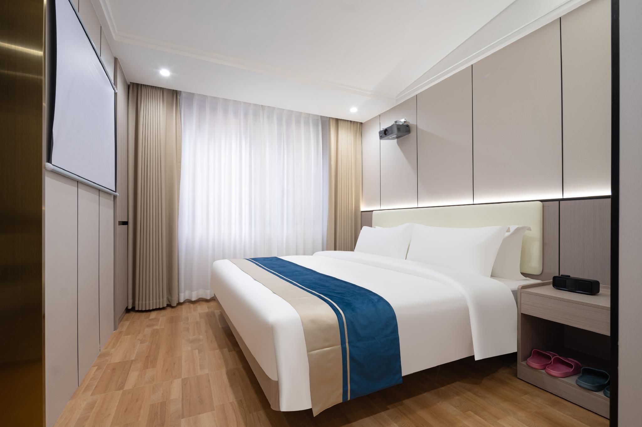 Deluxe - 1 King Bed