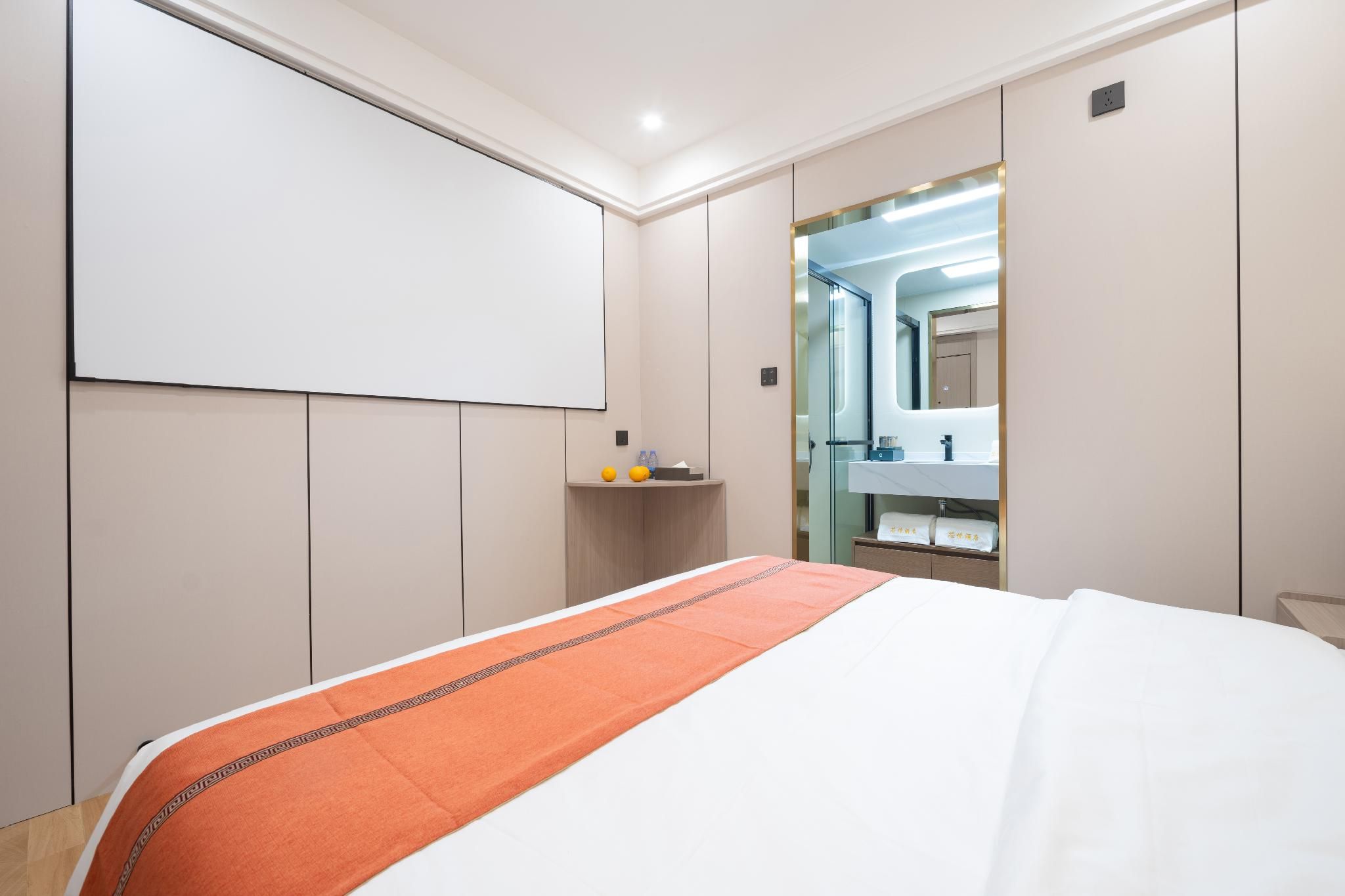 GTI - 1 Bed Guest Room no Window, 1.8M Bed