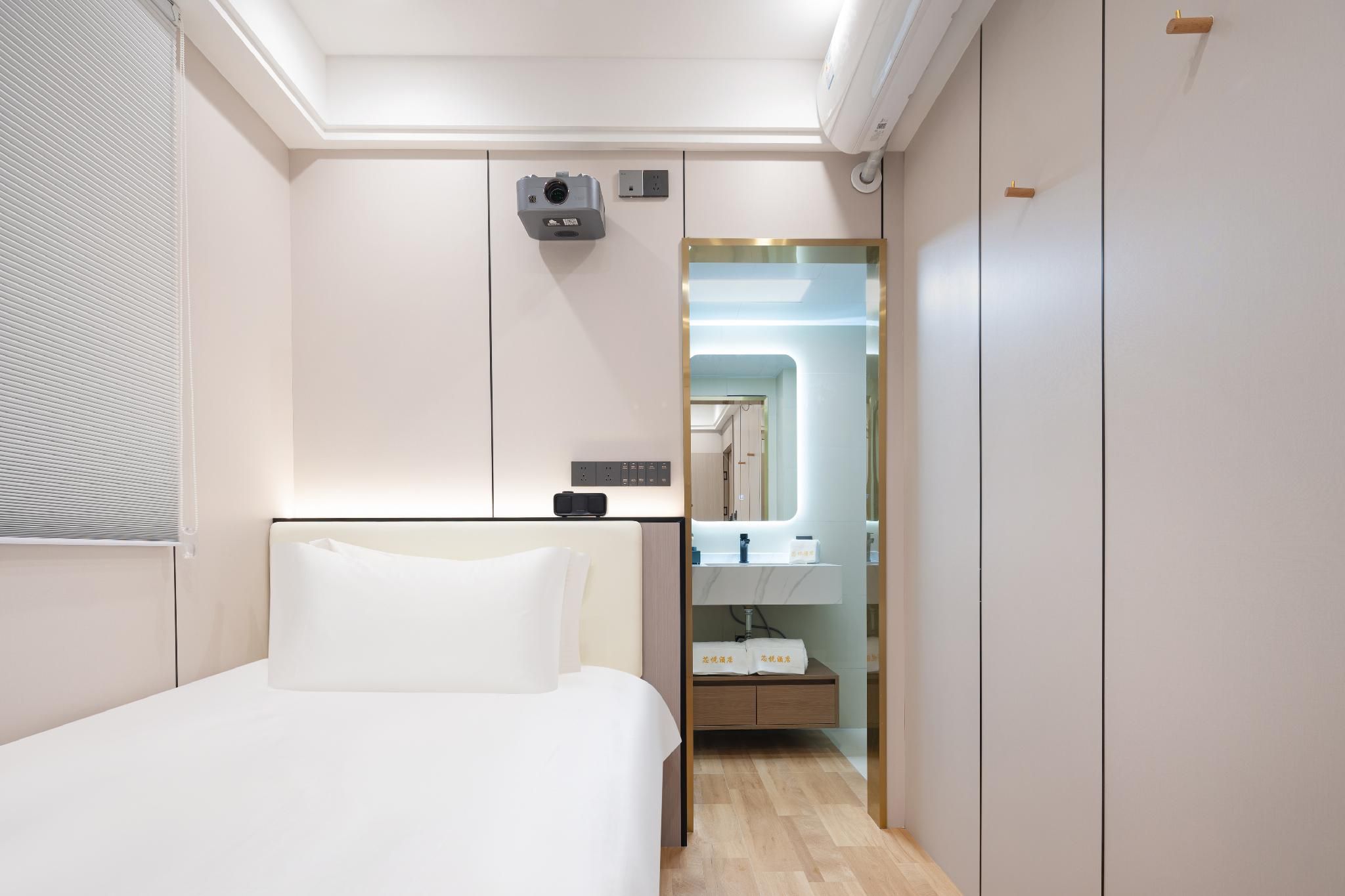 Single L Shaped Room - Smoking