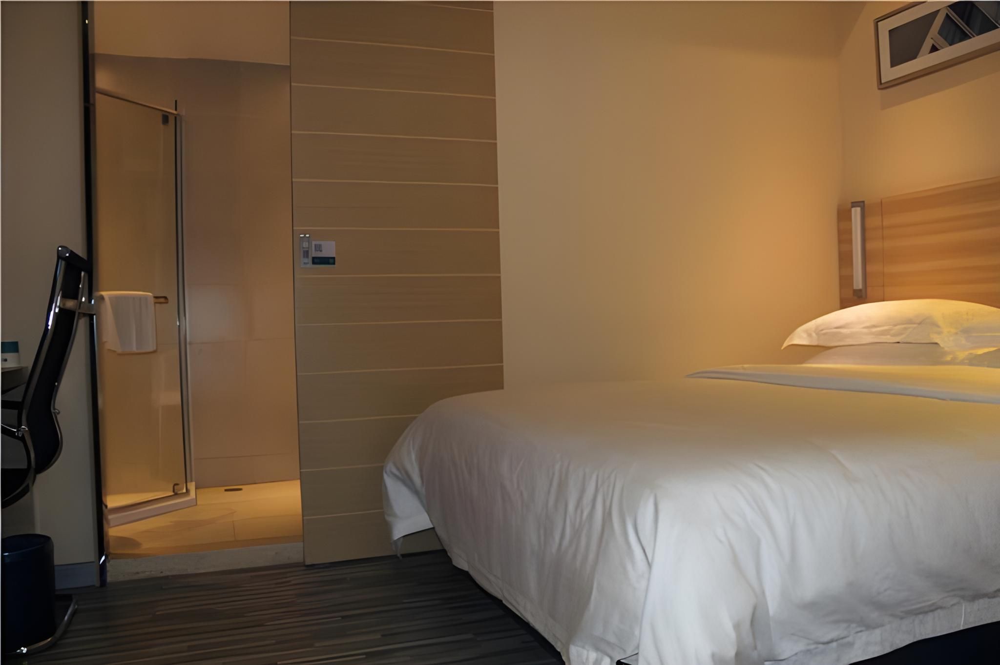 Stand Queen Room