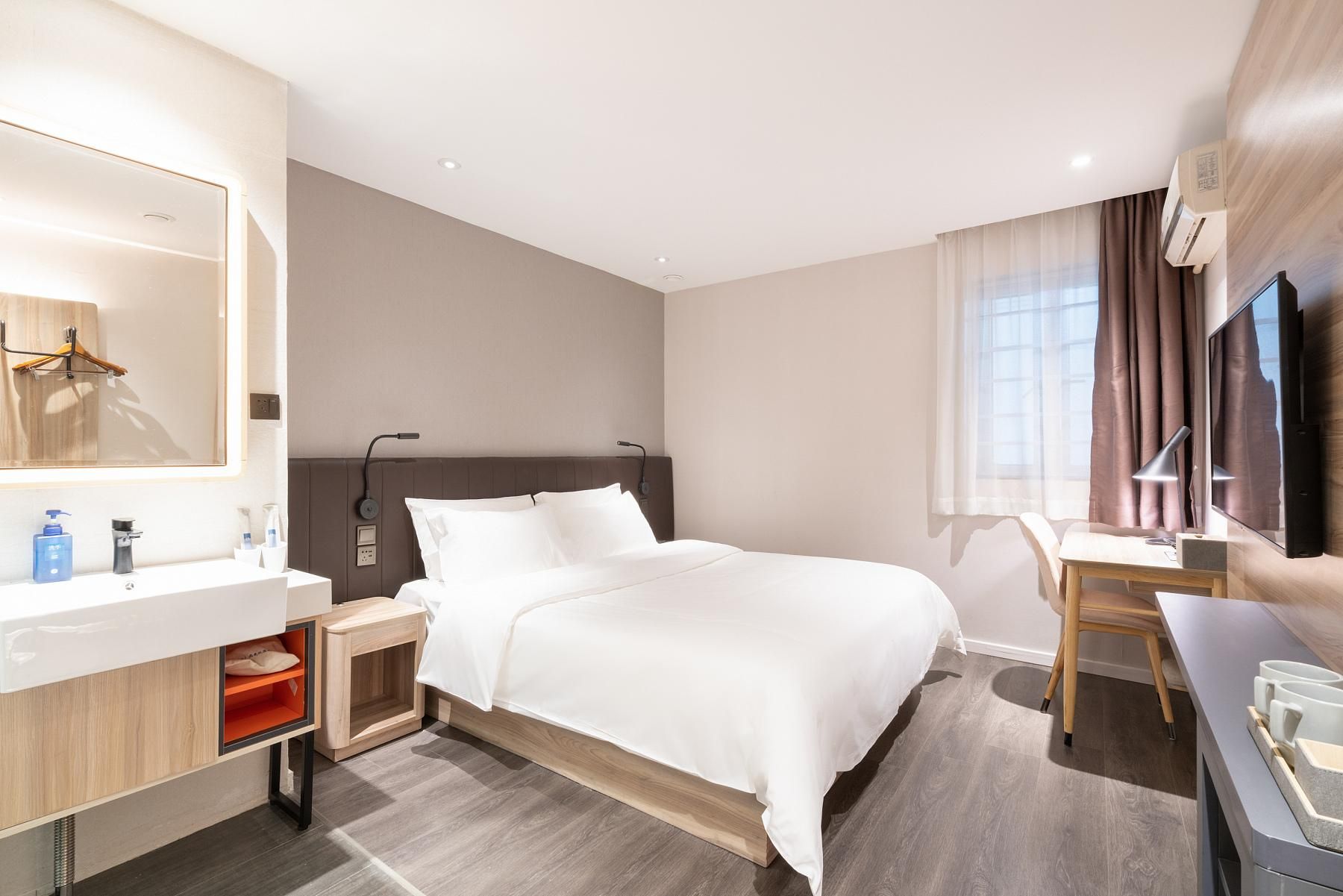 Huazhu - Room With Bed