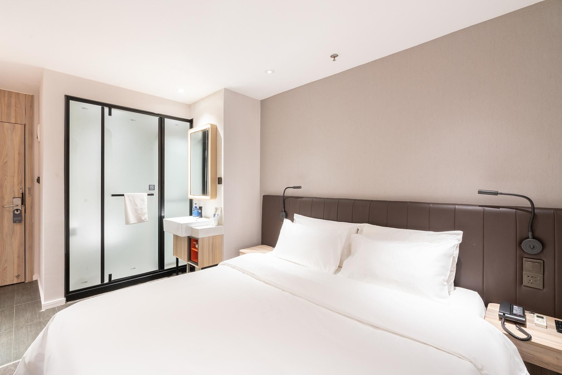 Huazhu - Room With Bed