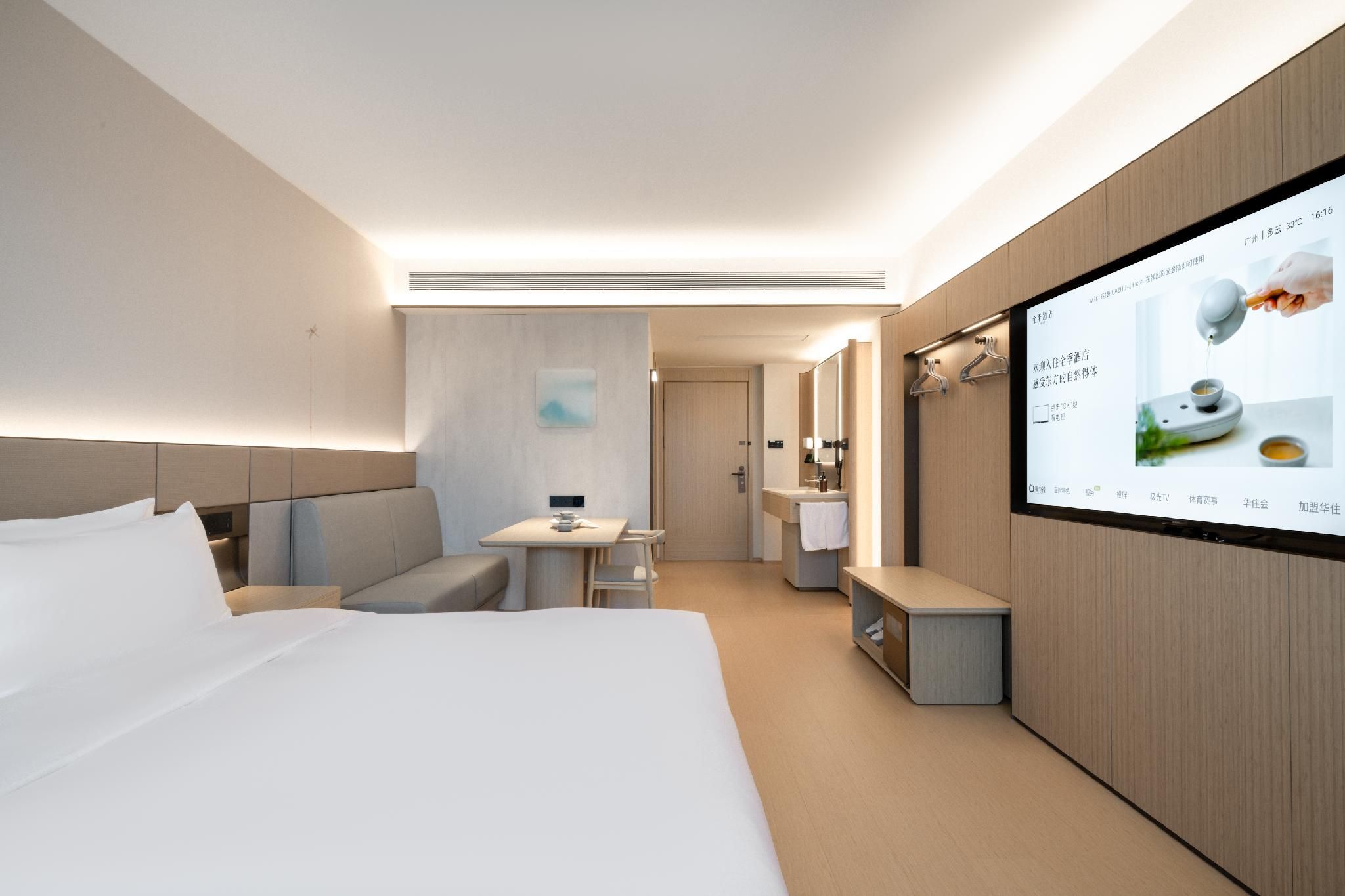Deluxe Room Queen