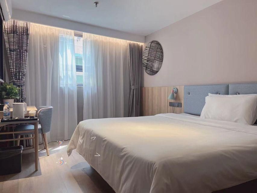 Business Queen Room
