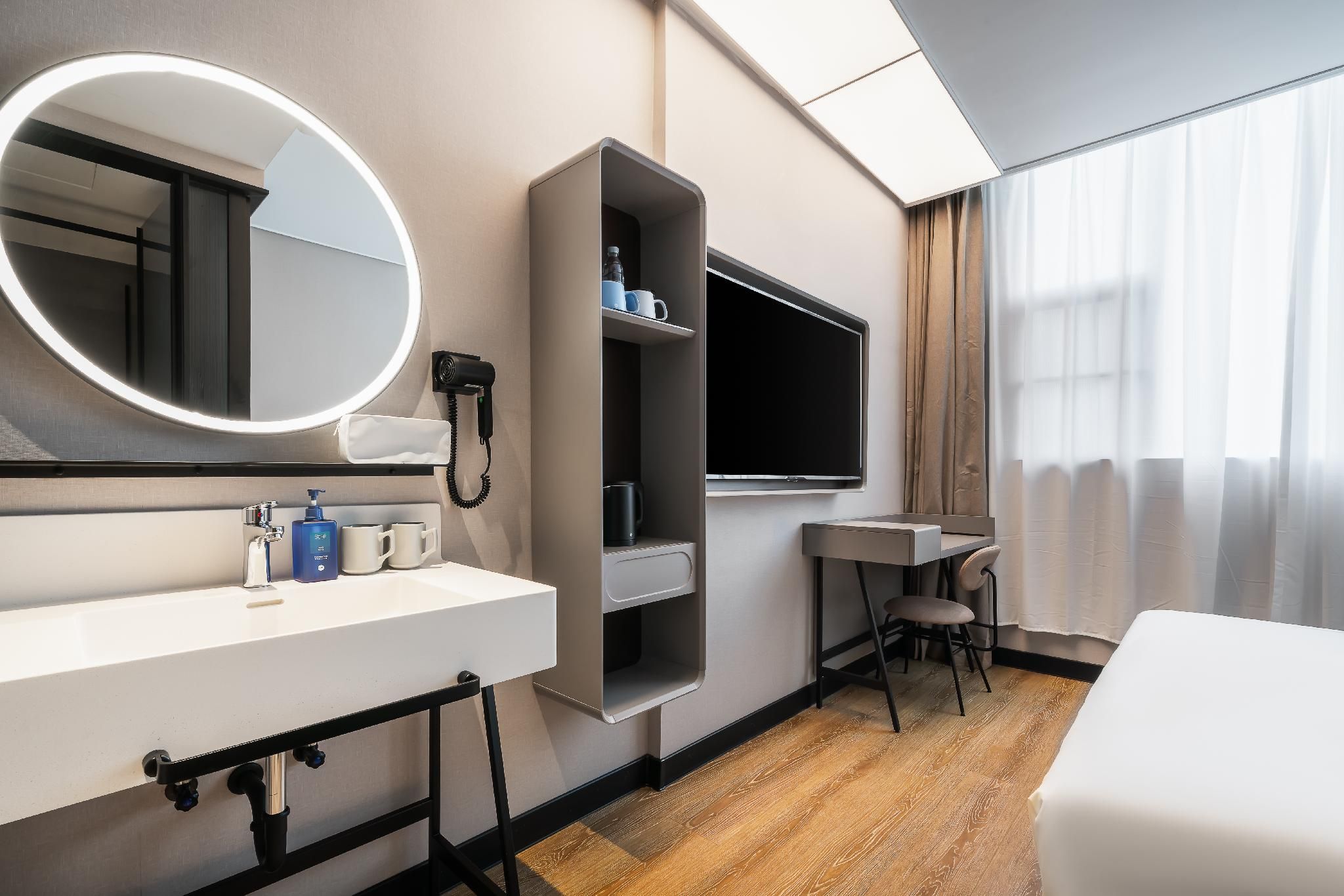 Business Queen Room