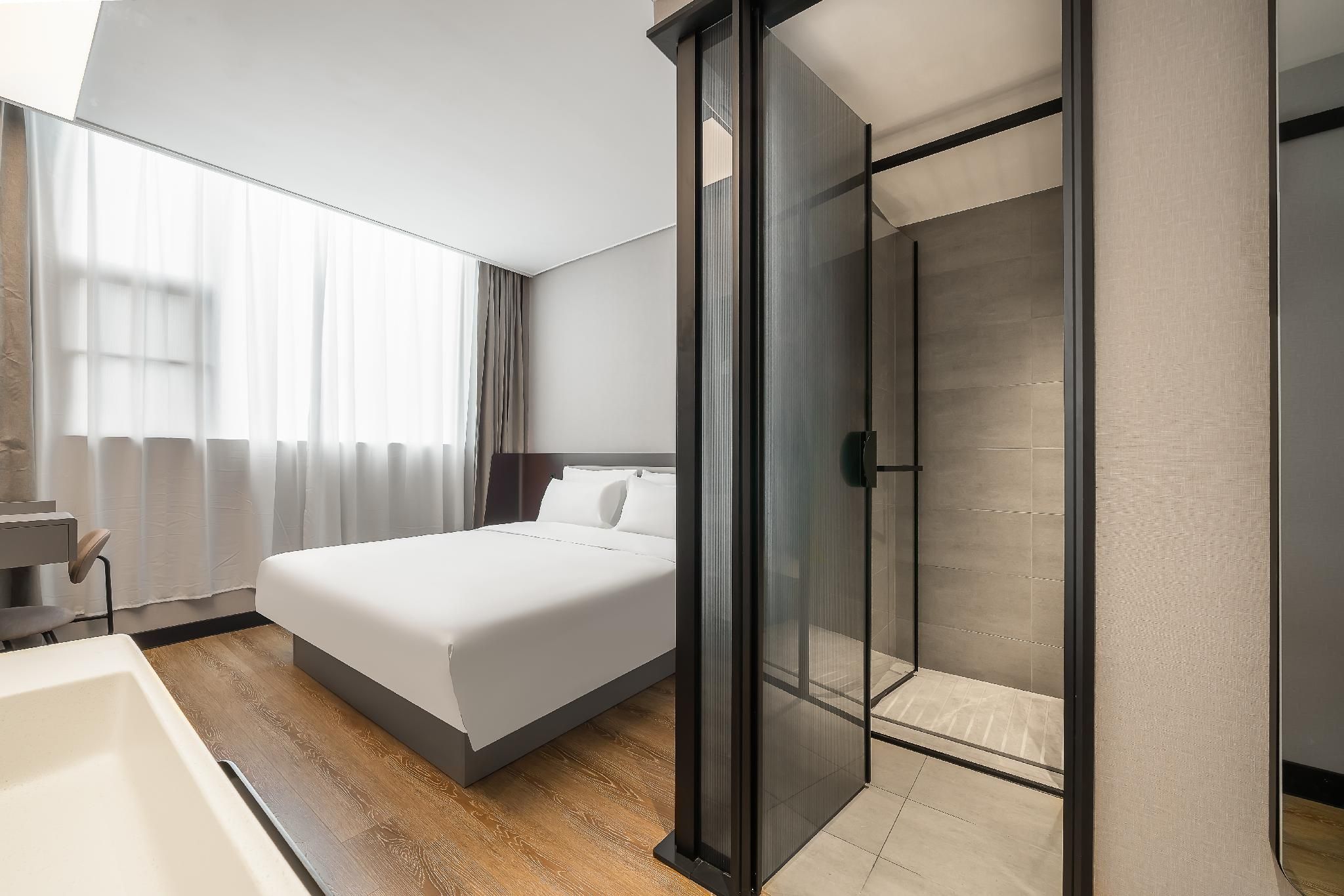 Huazhu - Room With Bed