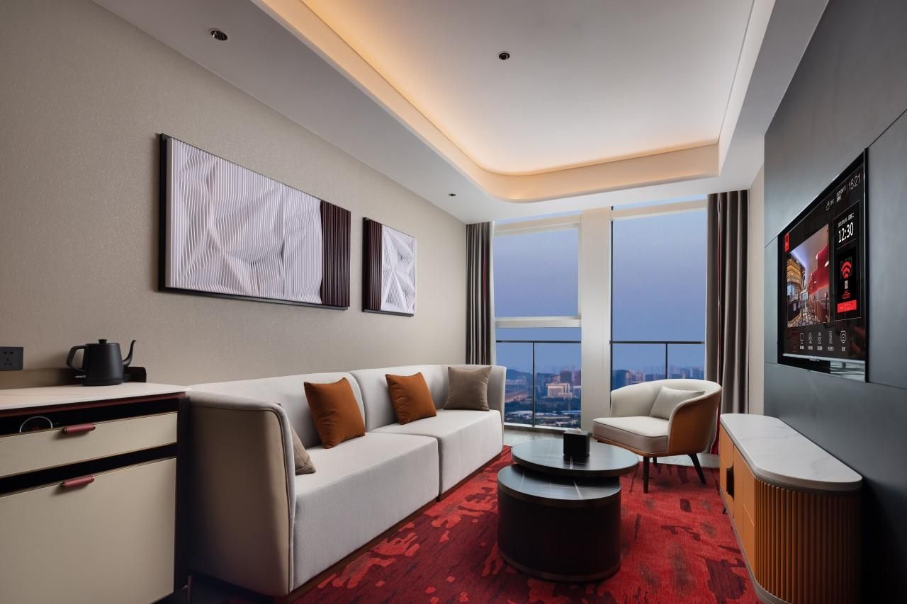 1 King Bed Non-Smoking Suite