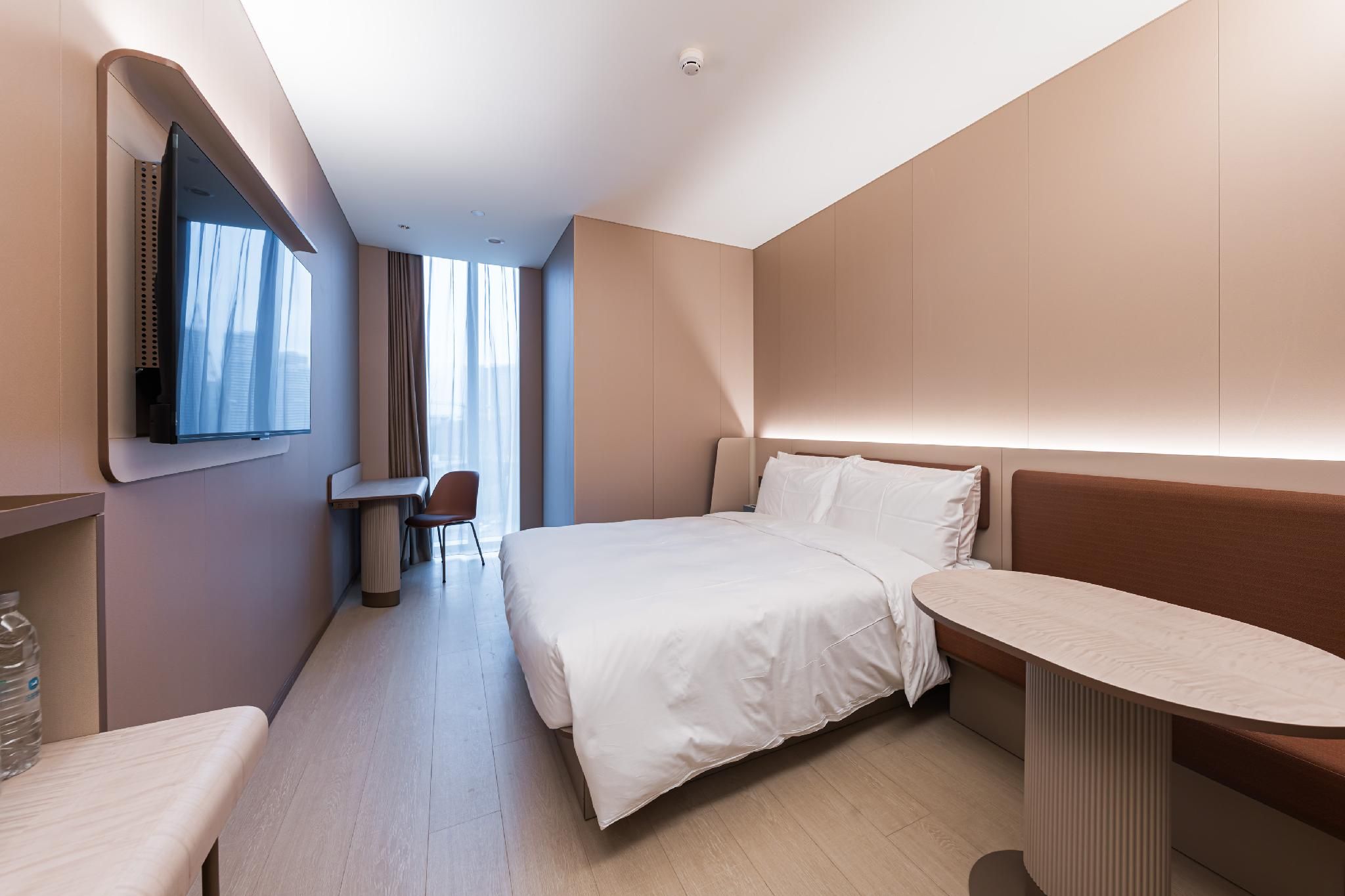 Hotel Queen Room