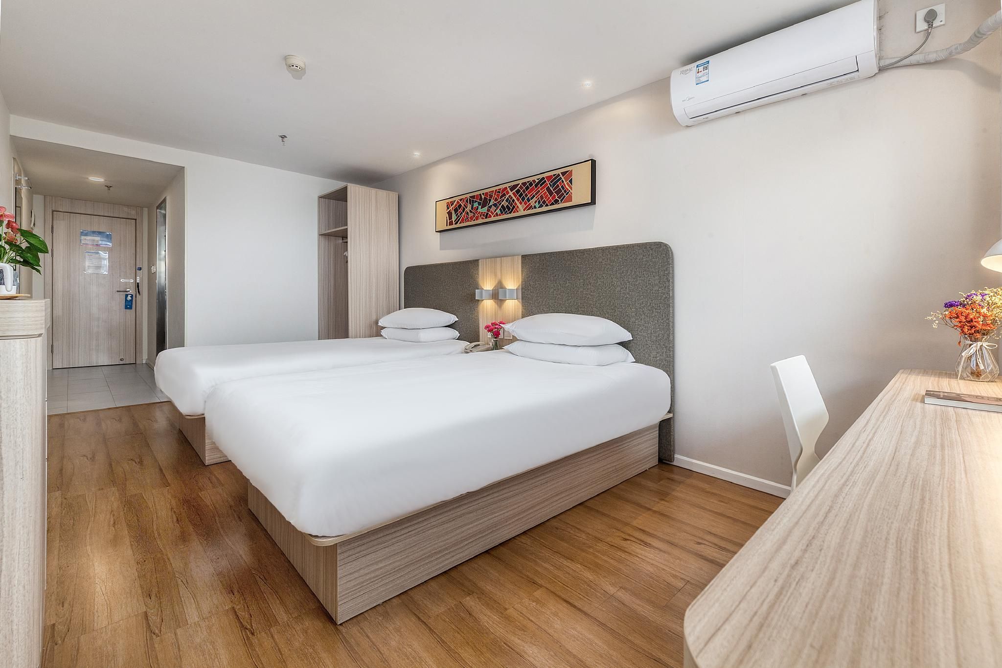 Twin Bed Room
