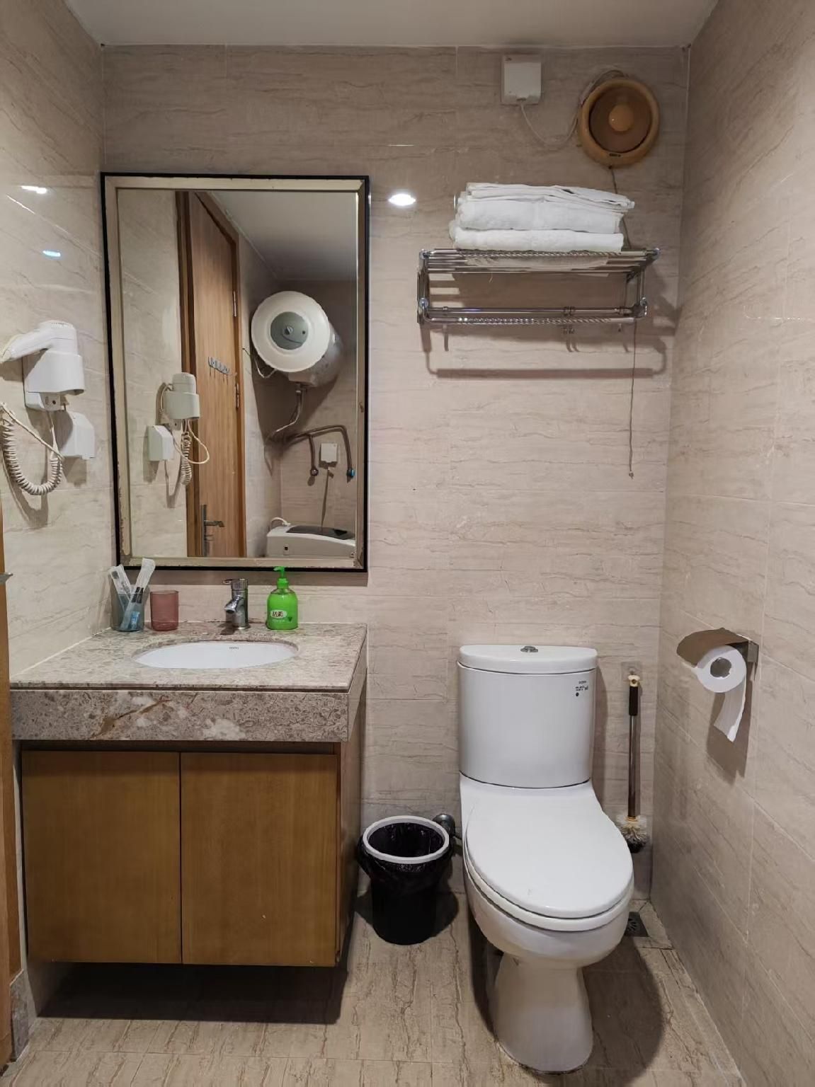 Deluxe Queen with window