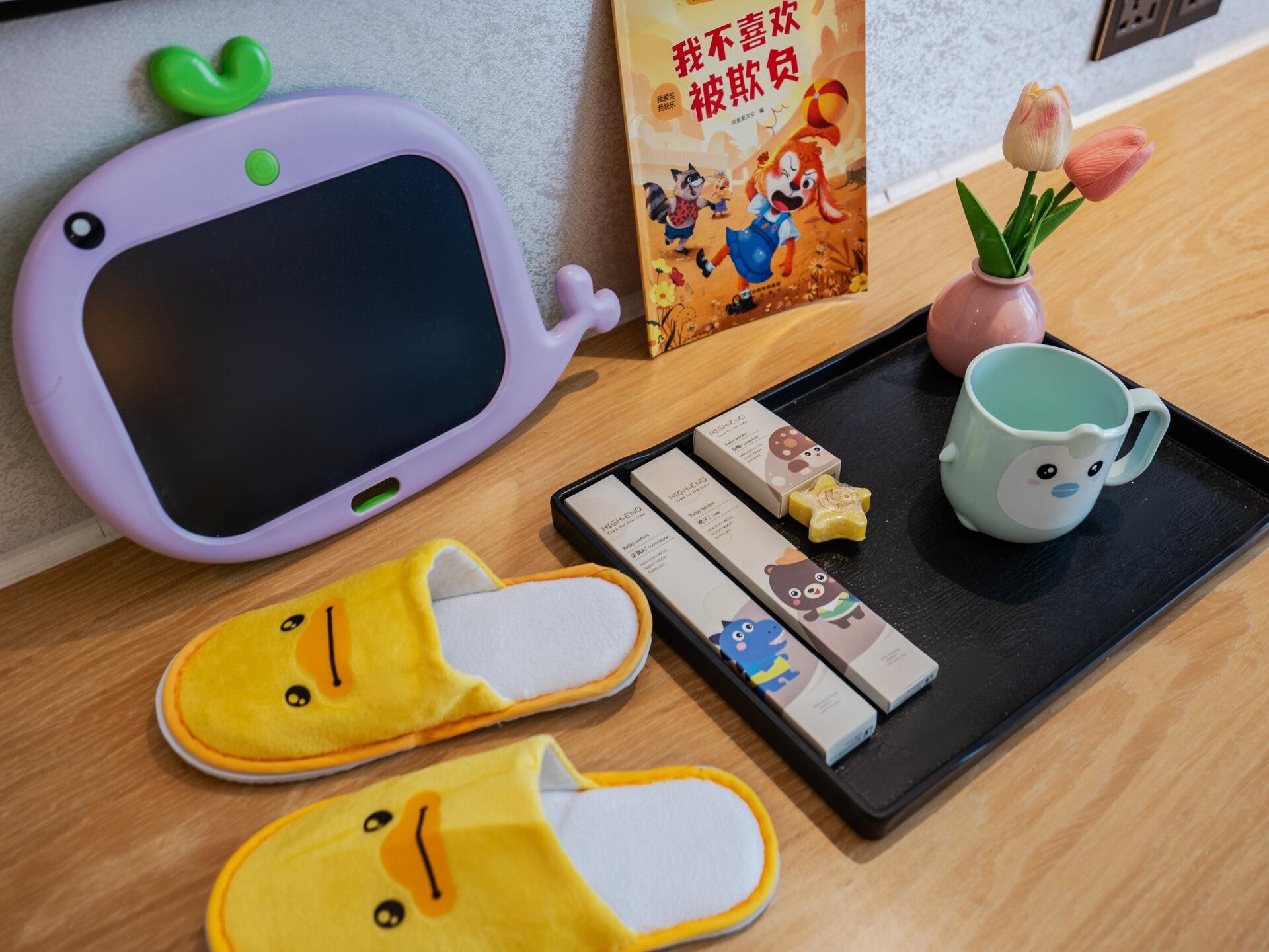 Family Kids Twin, Happy Planet Theme