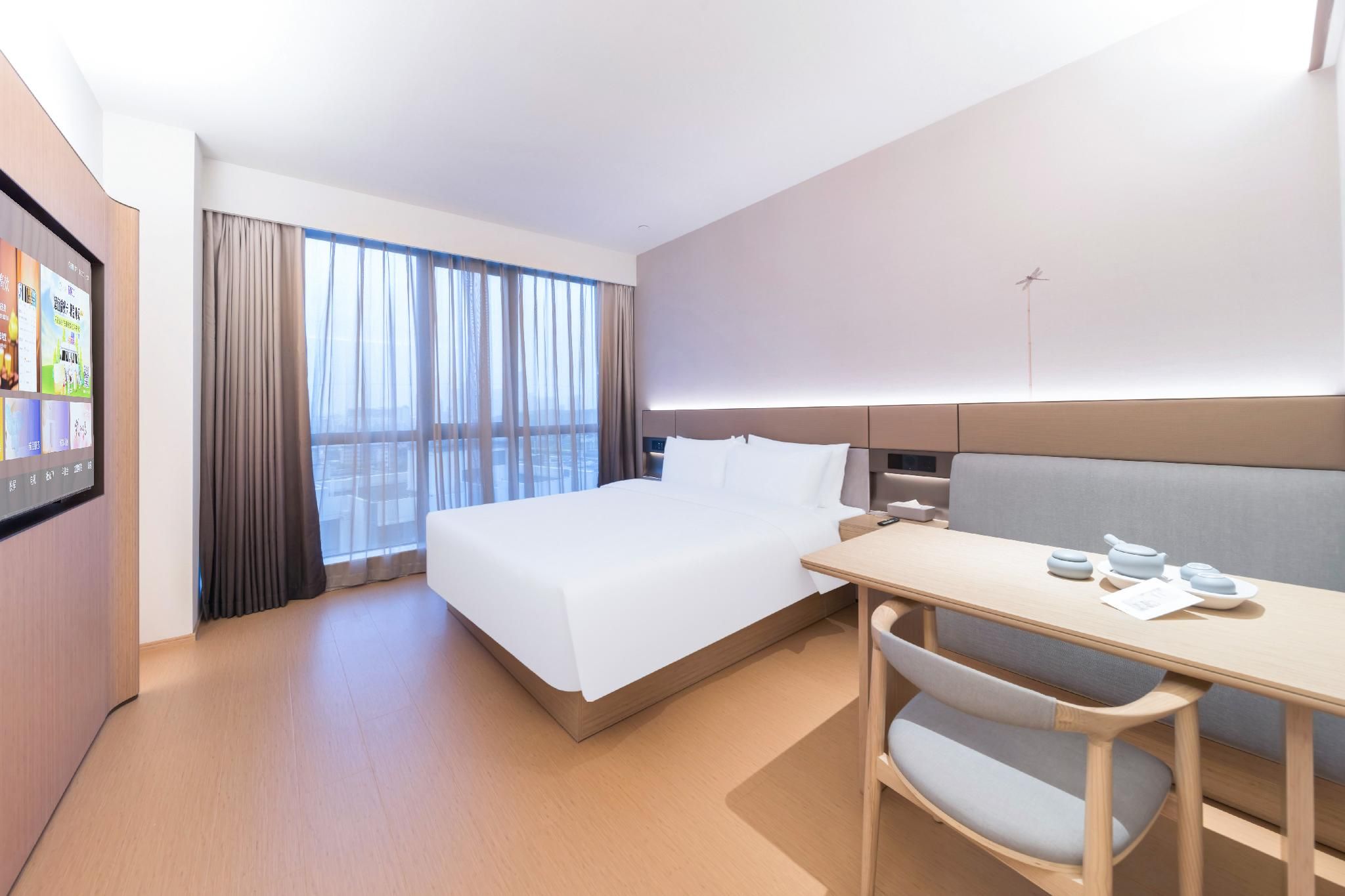 Deluxe Room Queen