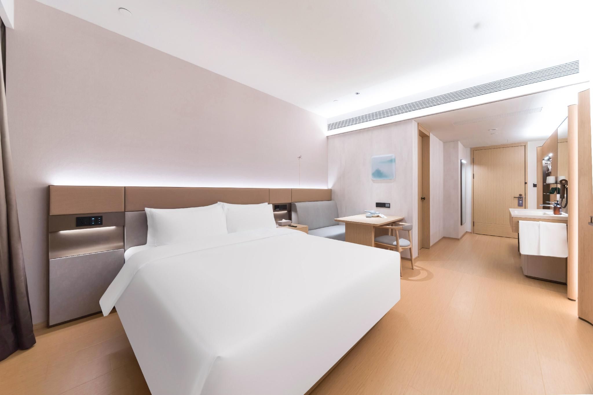 Deluxe Room Queen