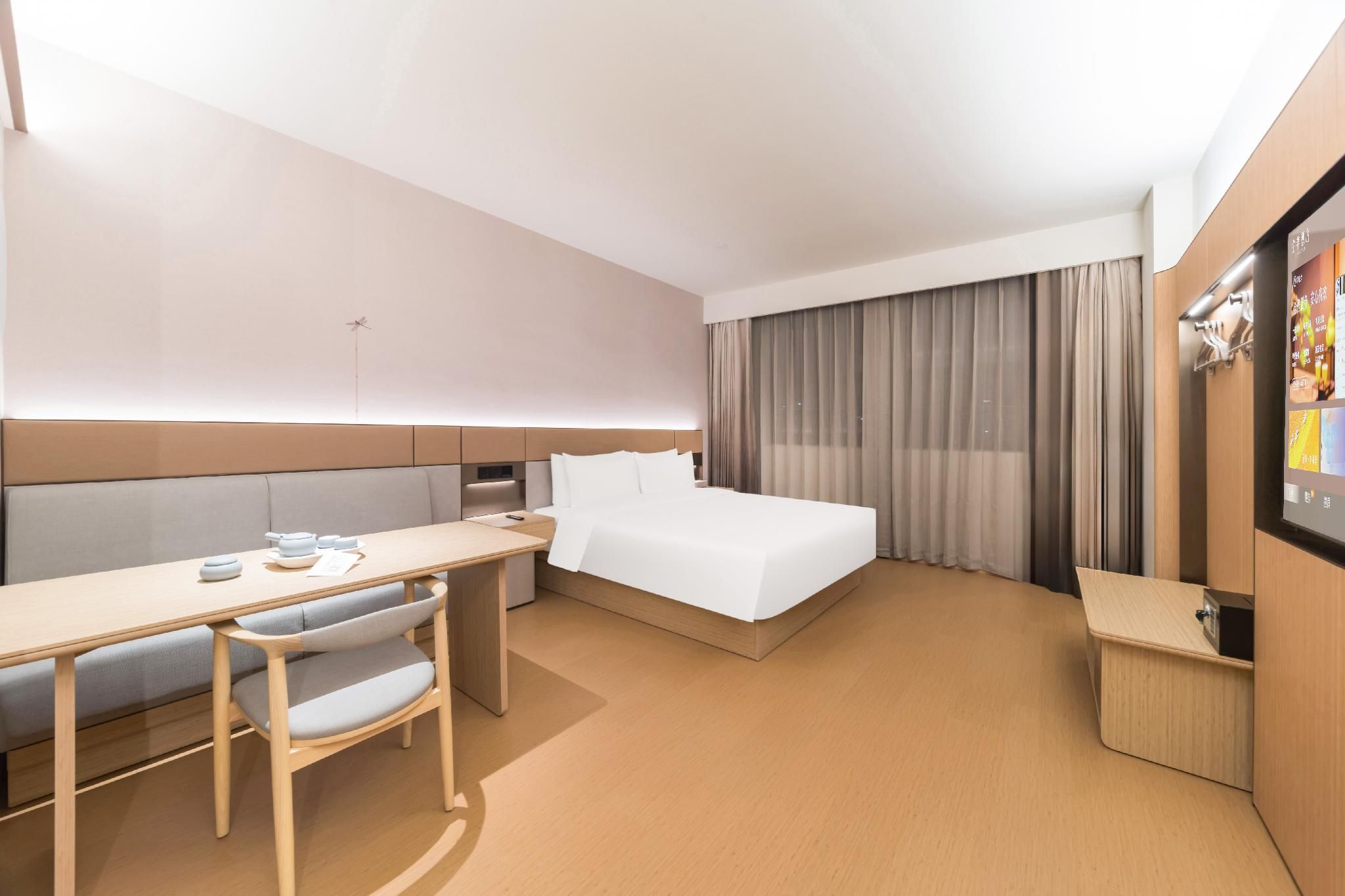 Business Queen Room