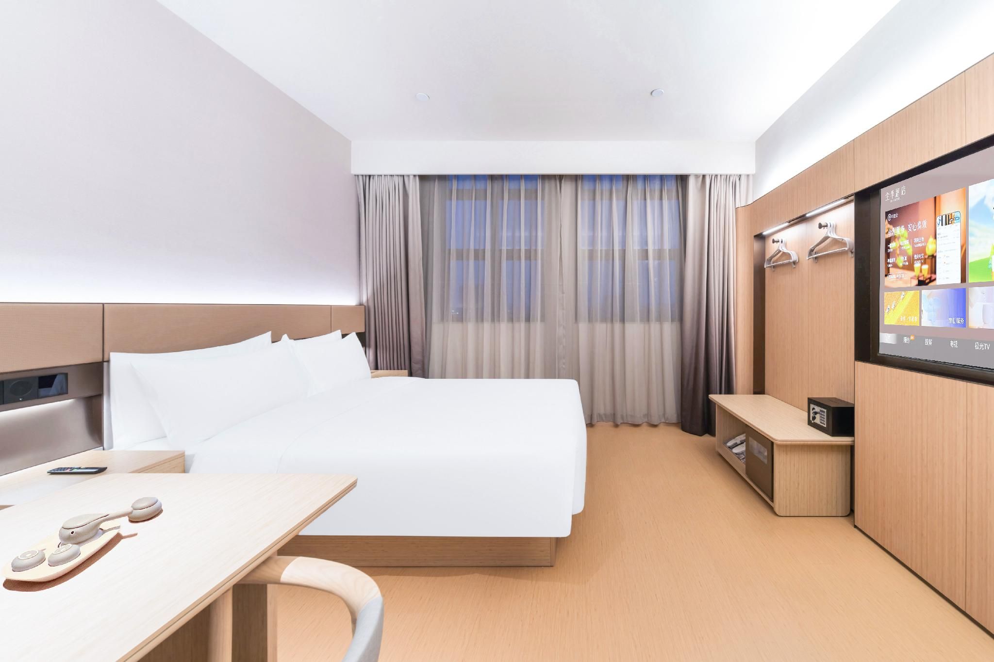 Hotel Queen Room