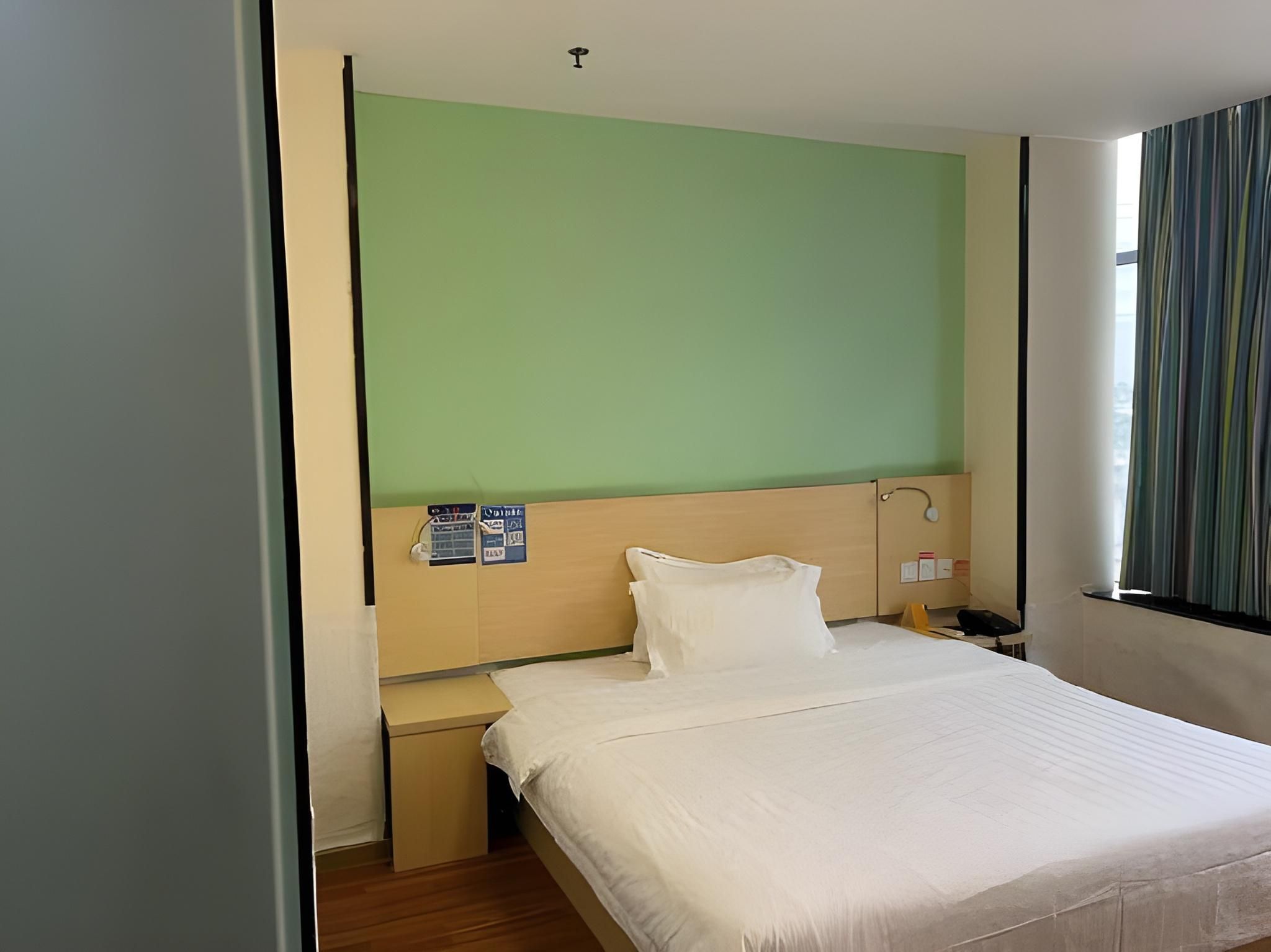 Business Queen Room