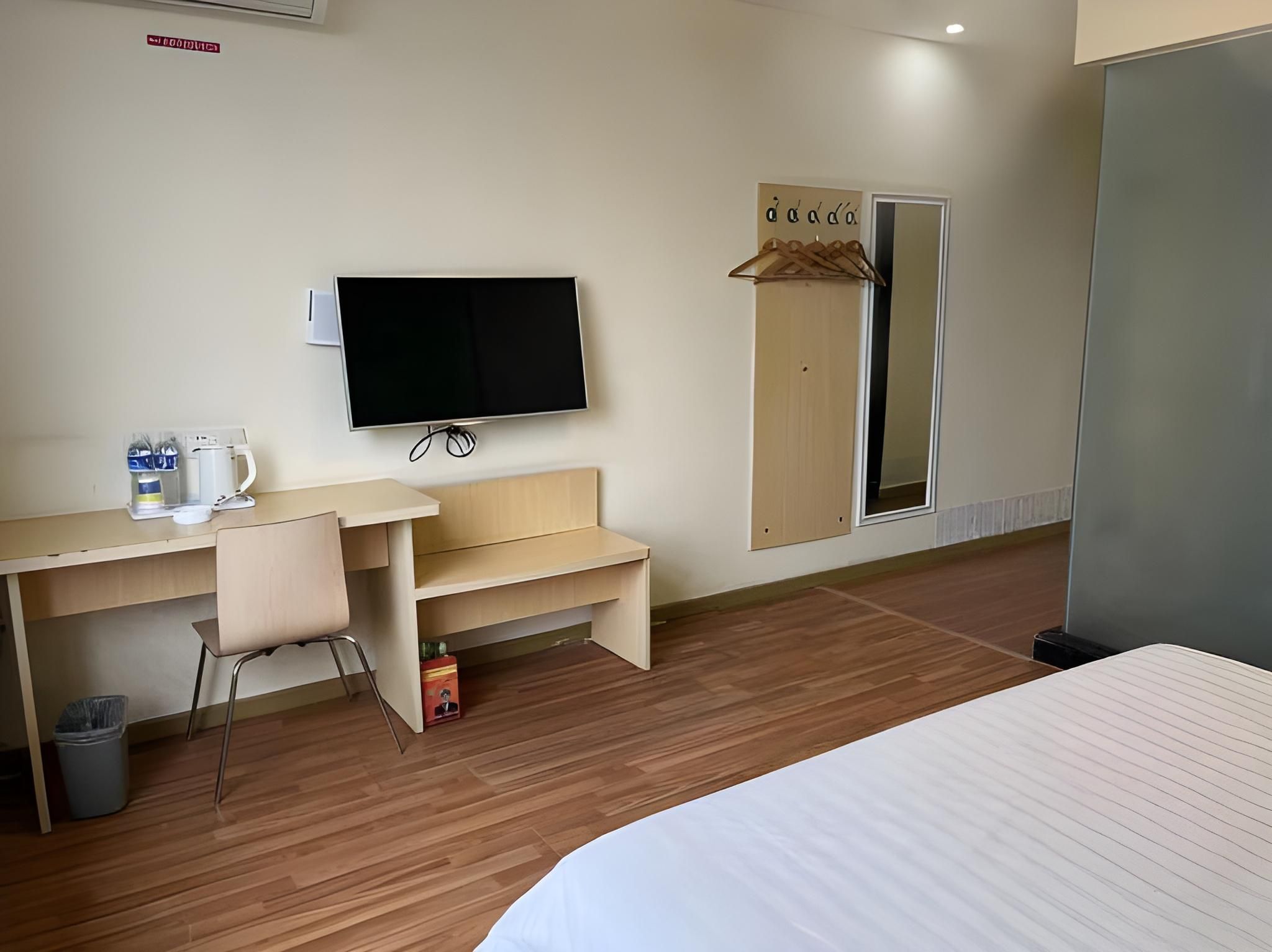 Business Queen Room
