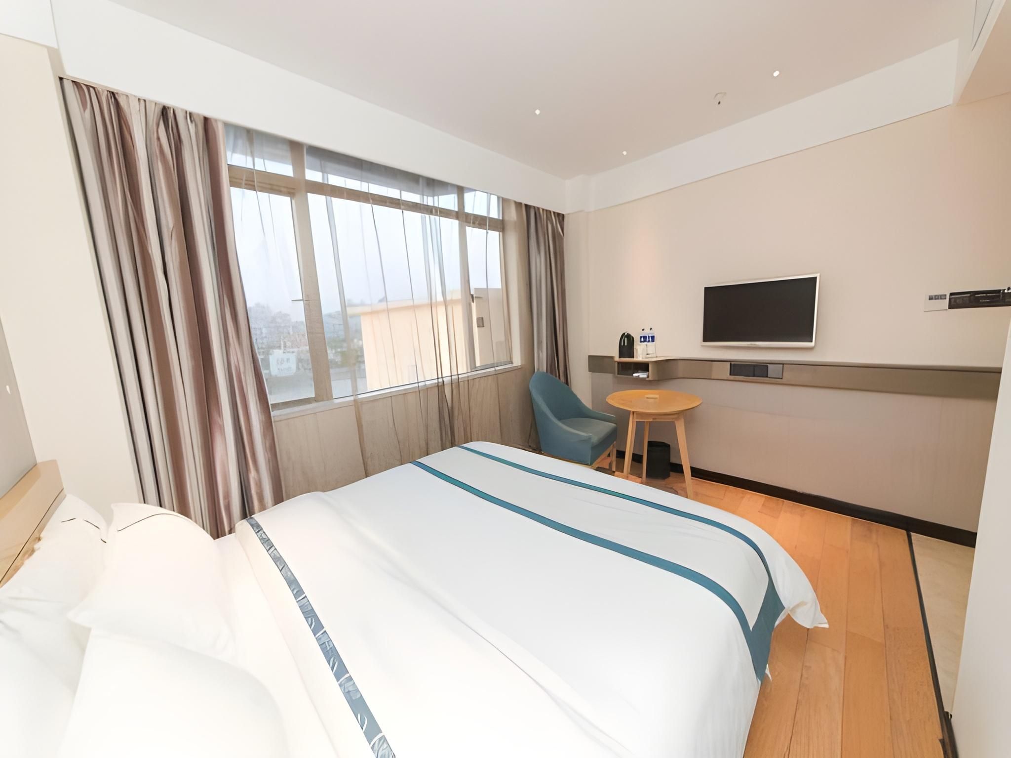 Stand Queen Room