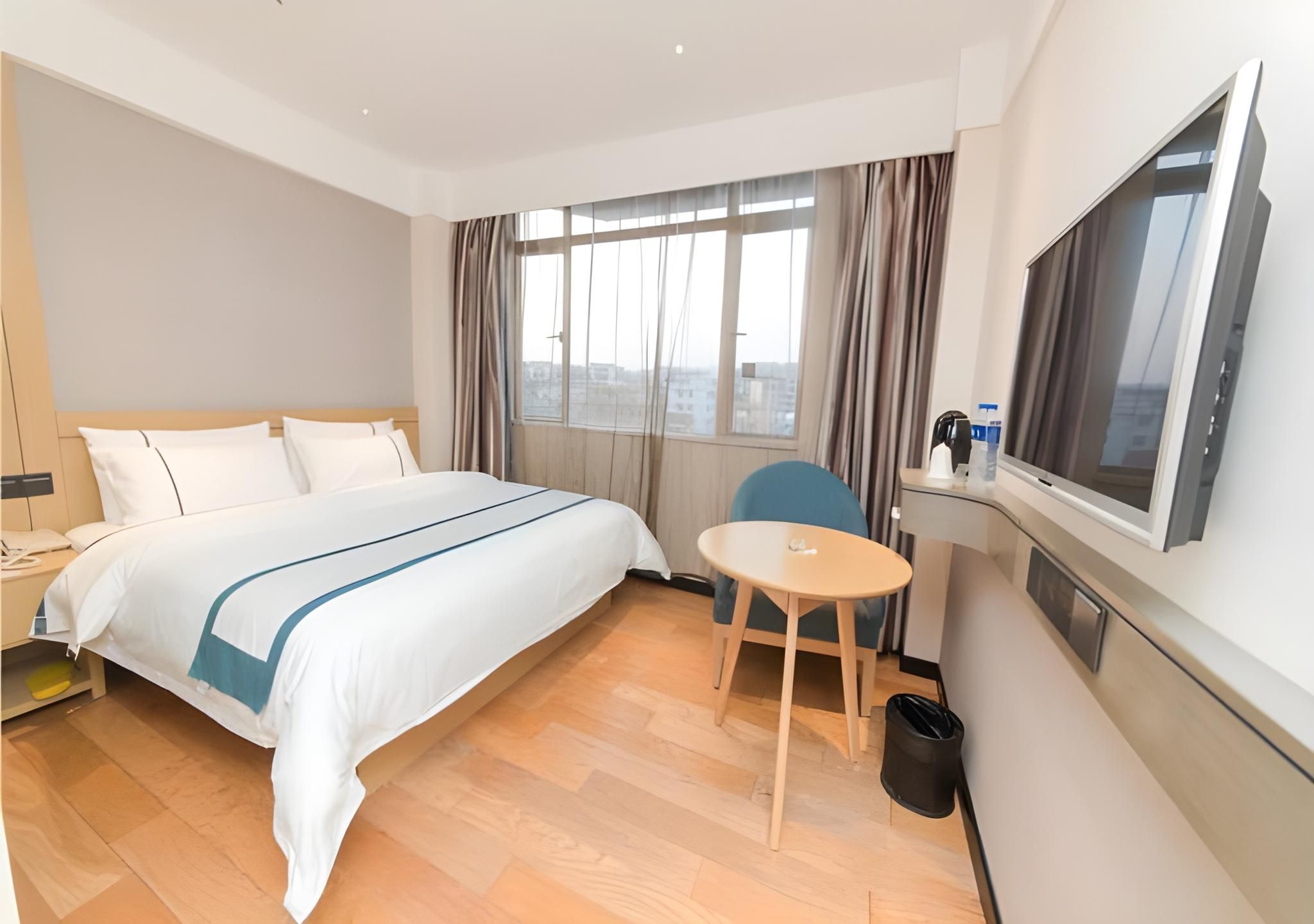 Stand Queen Room